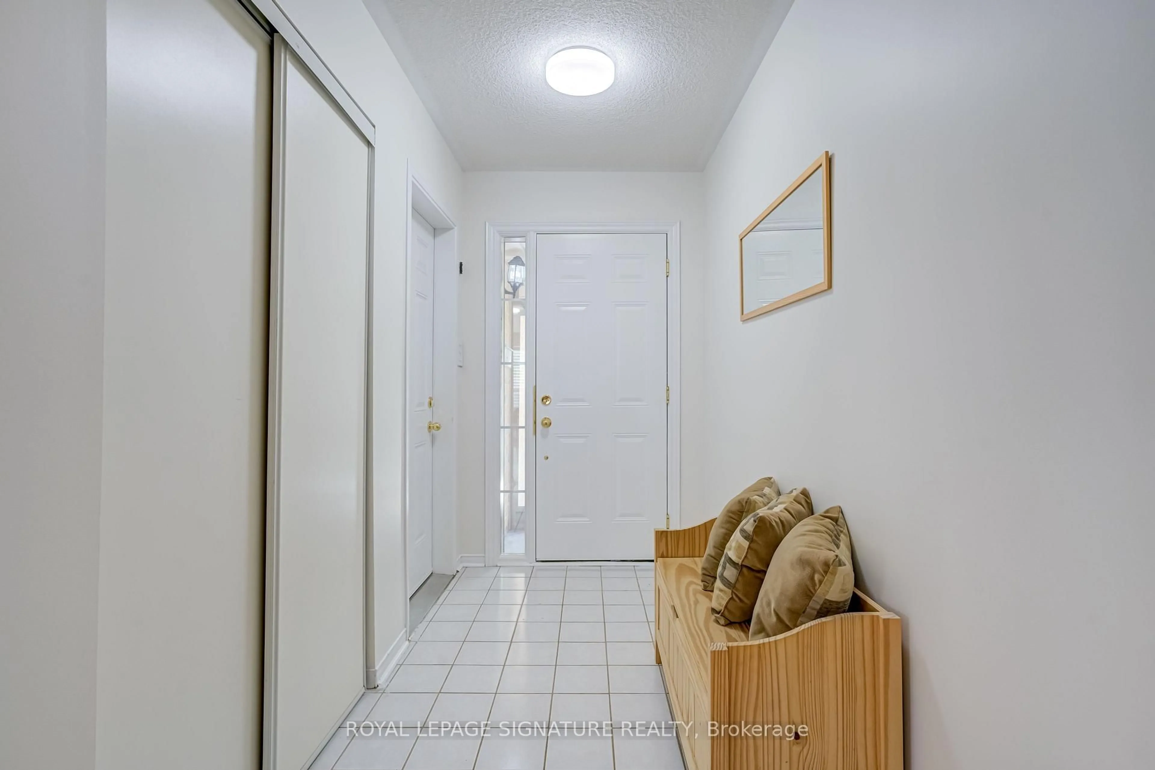 Indoor foyer for 61 Cedarwood Cres, Brampton Ontario L6X 4J9