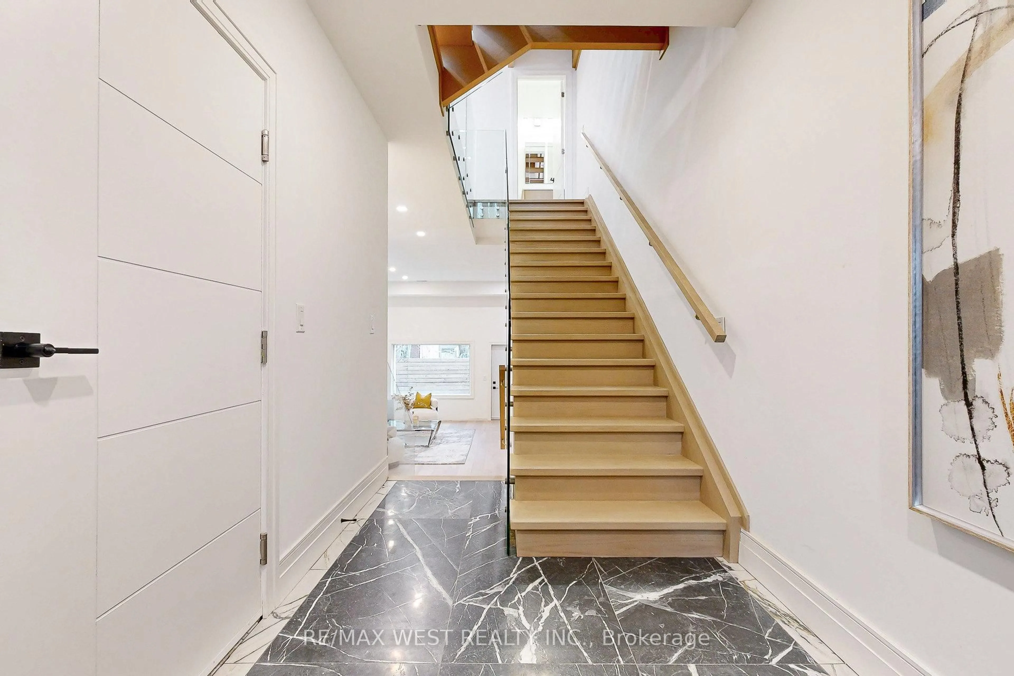 Stairs for 2639 R Dundas St #4, Toronto Ontario M6P 1X9