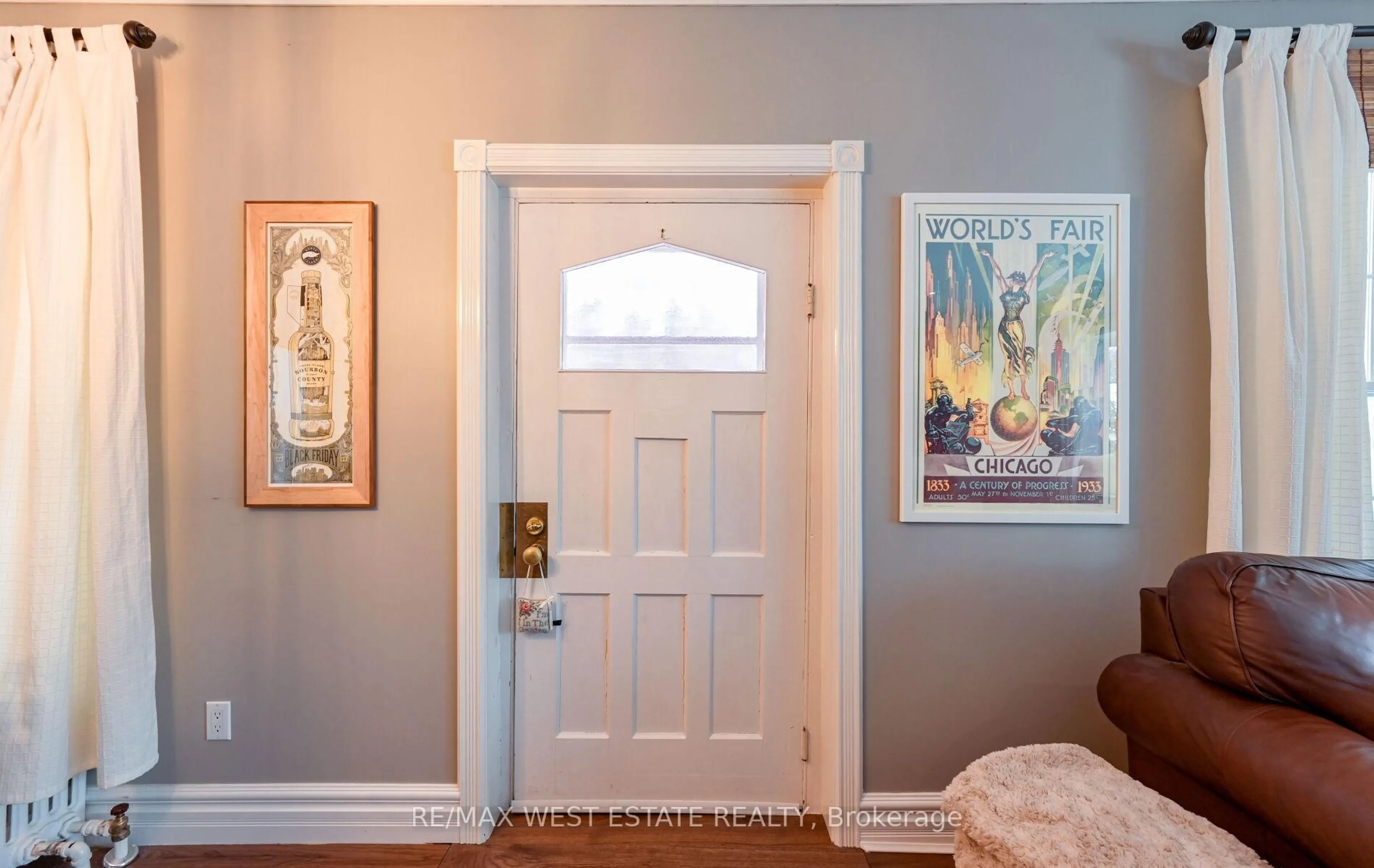 Indoor entryway for 122 King St, Caledon Ontario L7E 3G2