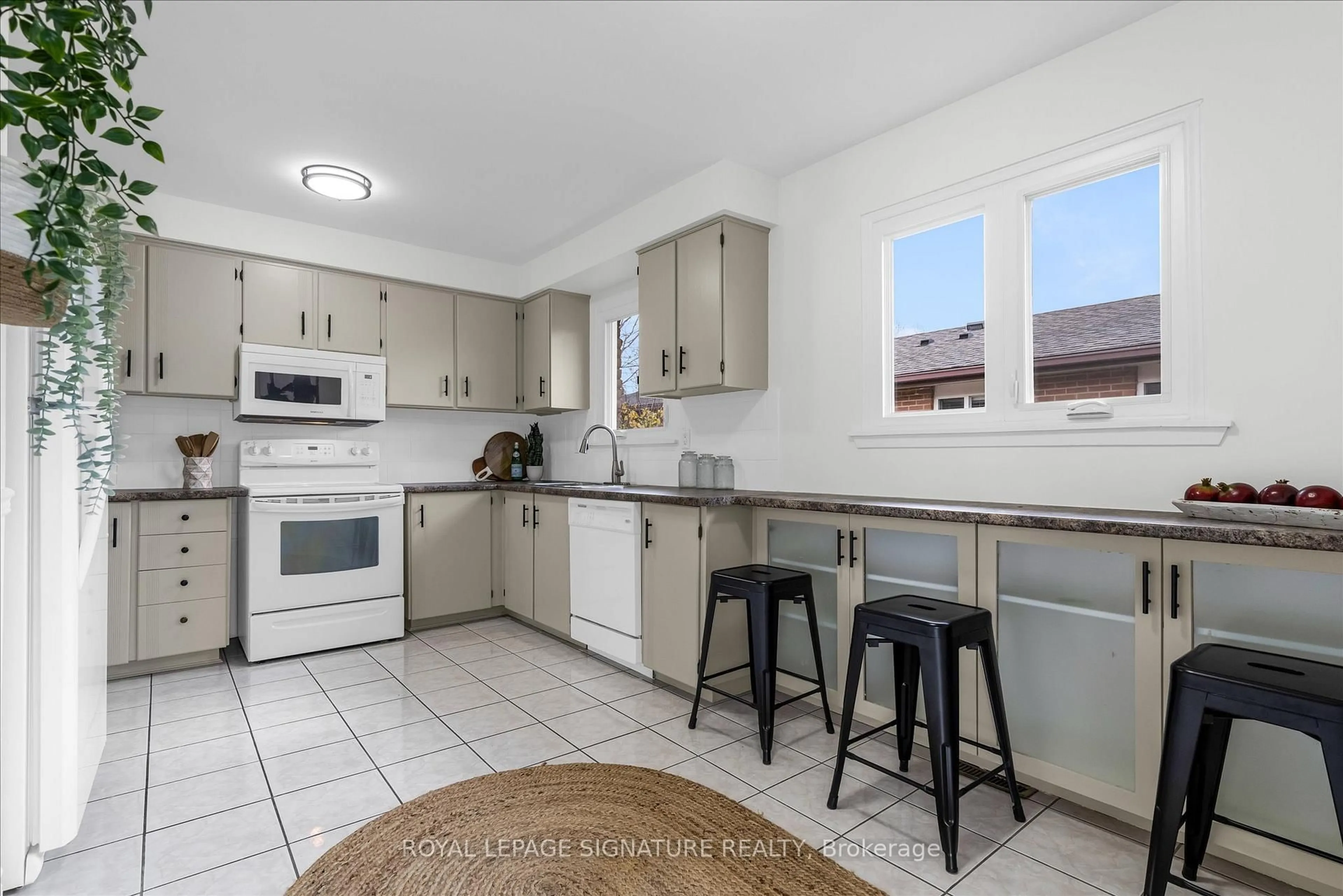 Standard kitchen, ceramic/tile floor for 3096 Palmer Dr, Burlington Ontario L7M 1S9