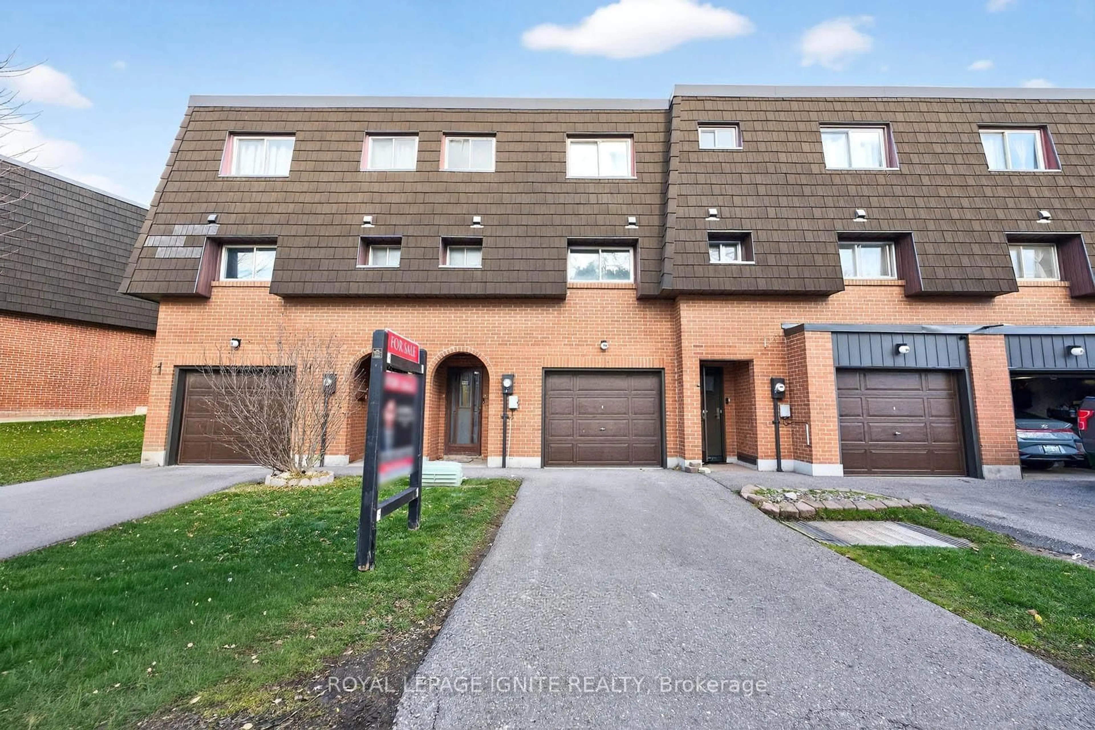 Unknown for 116 Darras Crt, Brampton Ontario L6T 1W7