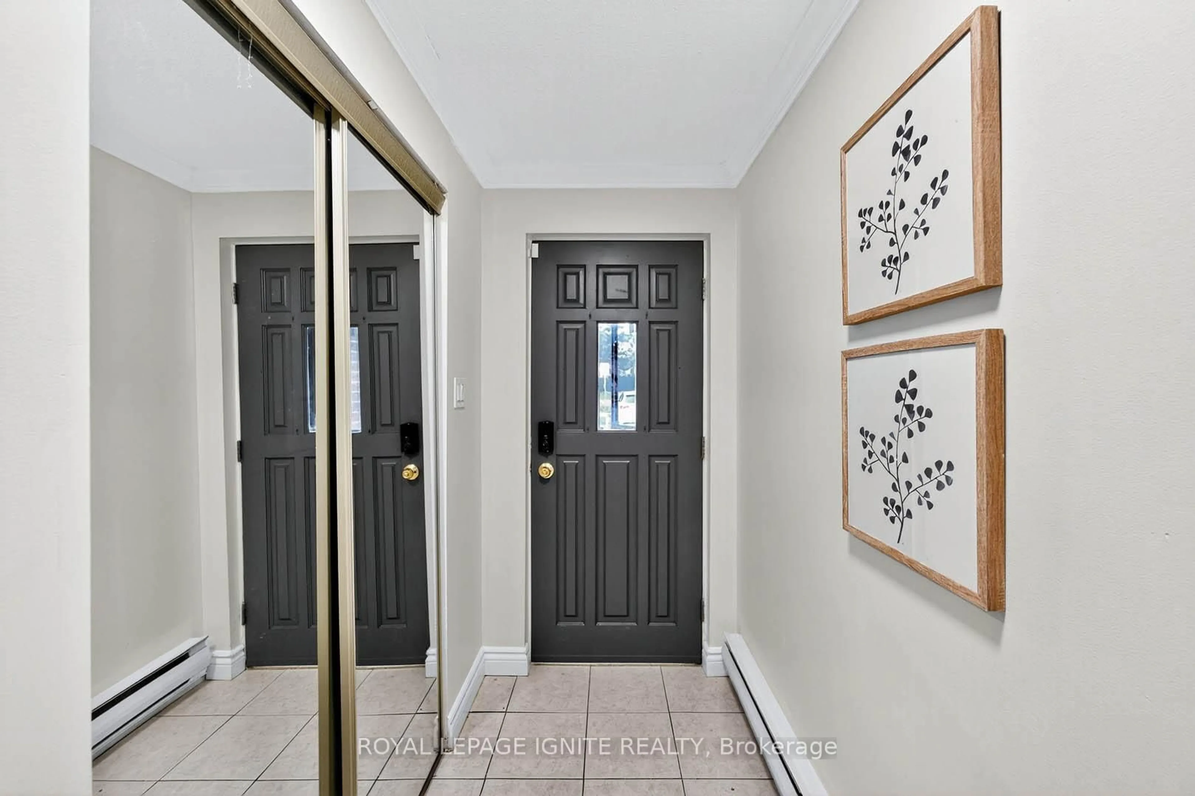 Indoor entryway for 116 Darras Crt, Brampton Ontario L6T 1W7