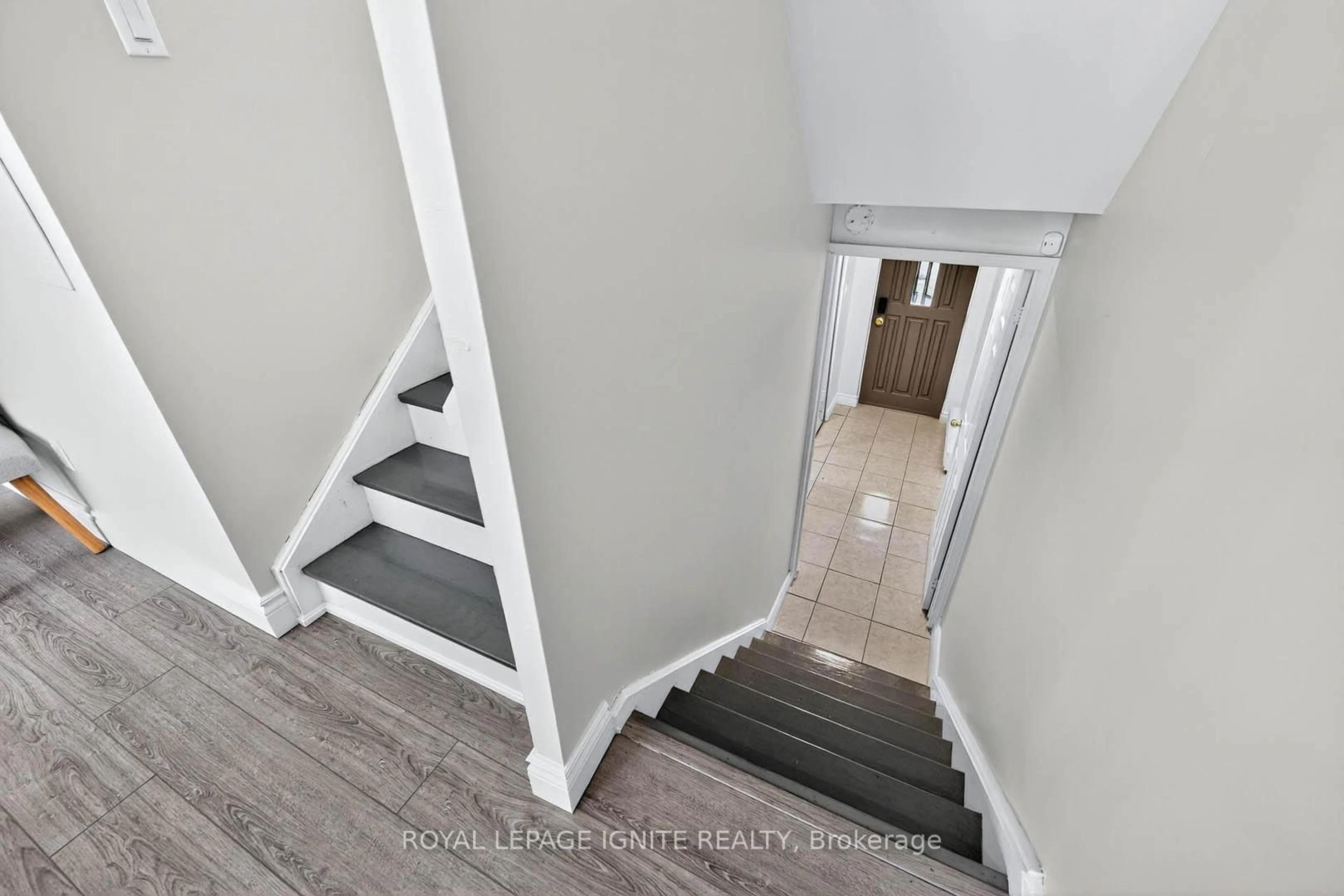 Stairs for 116 Darras Crt, Brampton Ontario L6T 1W7