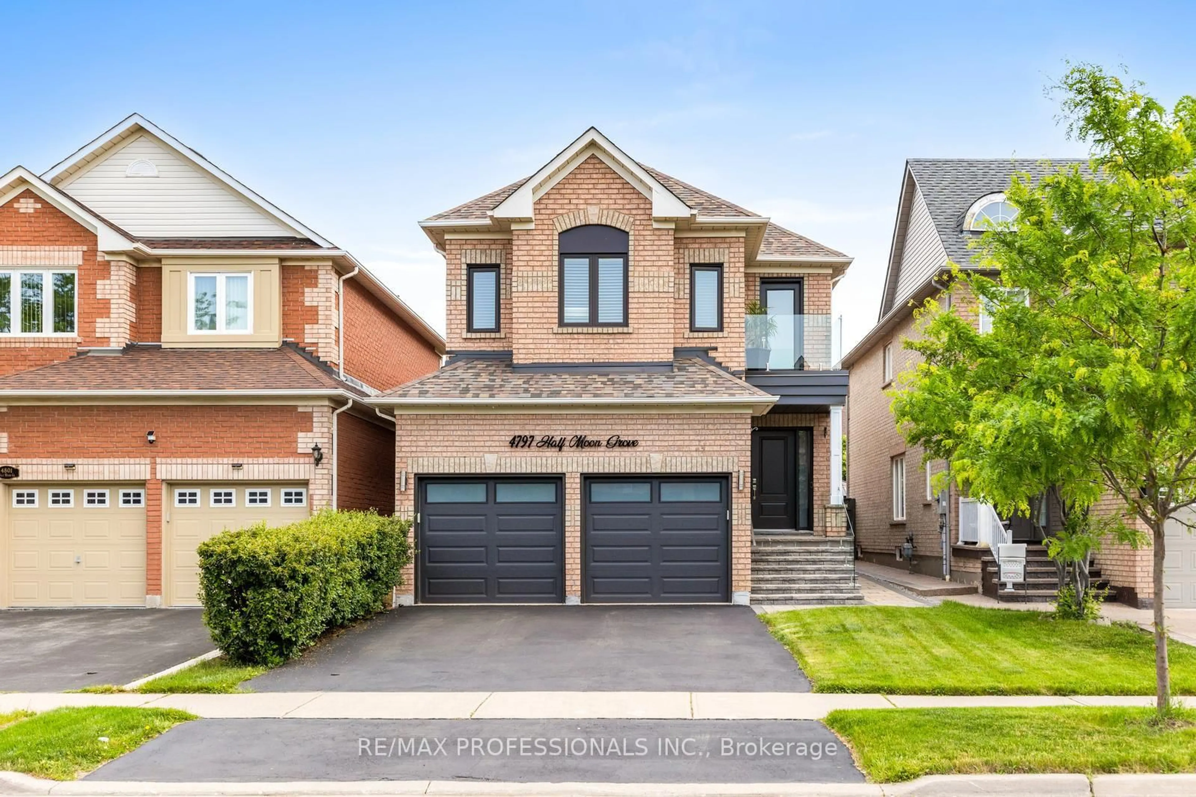 Home with brick exterior material, street for 4797 Half Moon Grve, Mississauga Ontario L5M 7R7