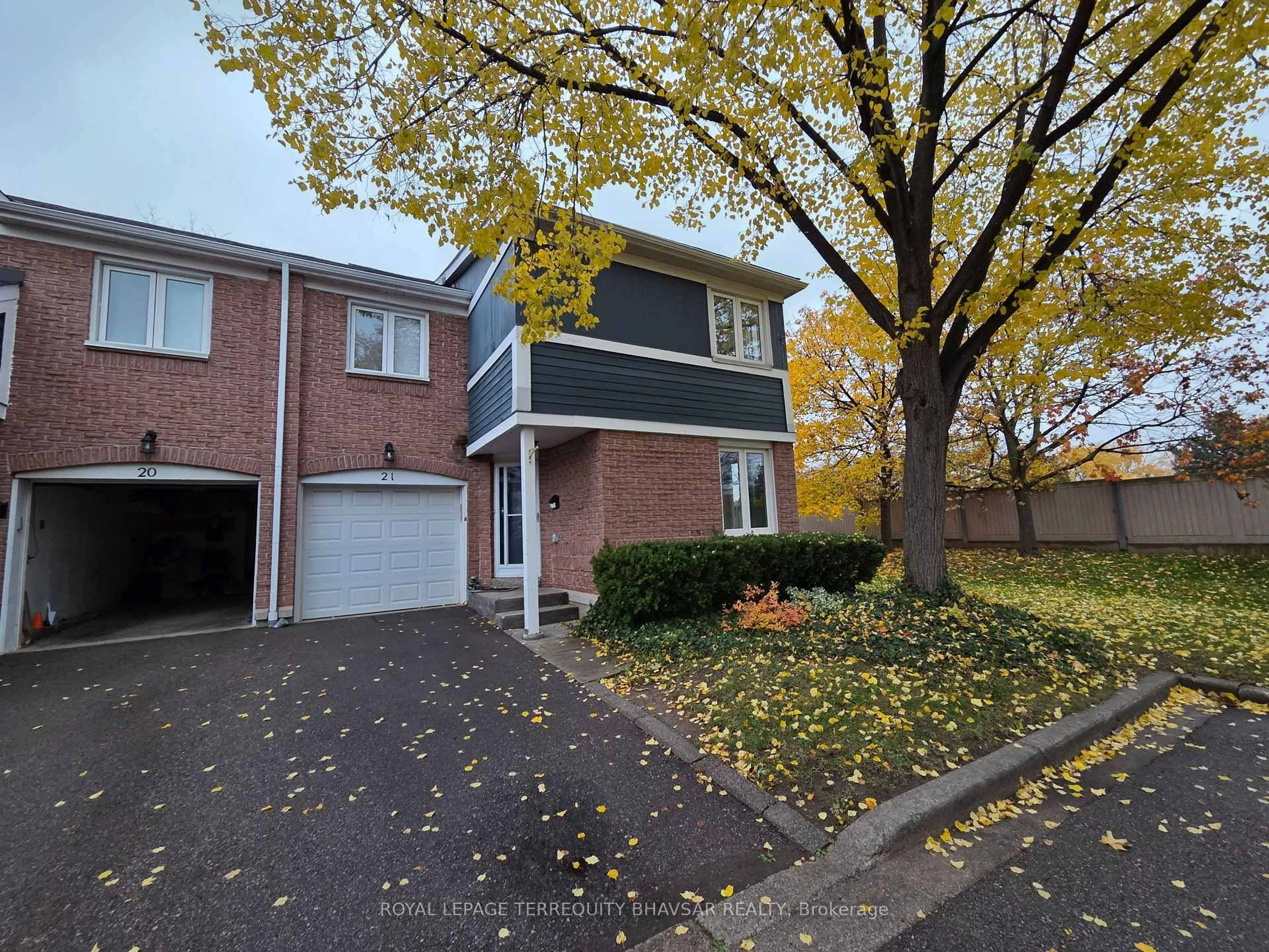 A pic from outside/outdoor area/front of a property/back of a property/a pic from drone, street for 2155 South Millway #21, Mississauga Ontario L5L 3S1