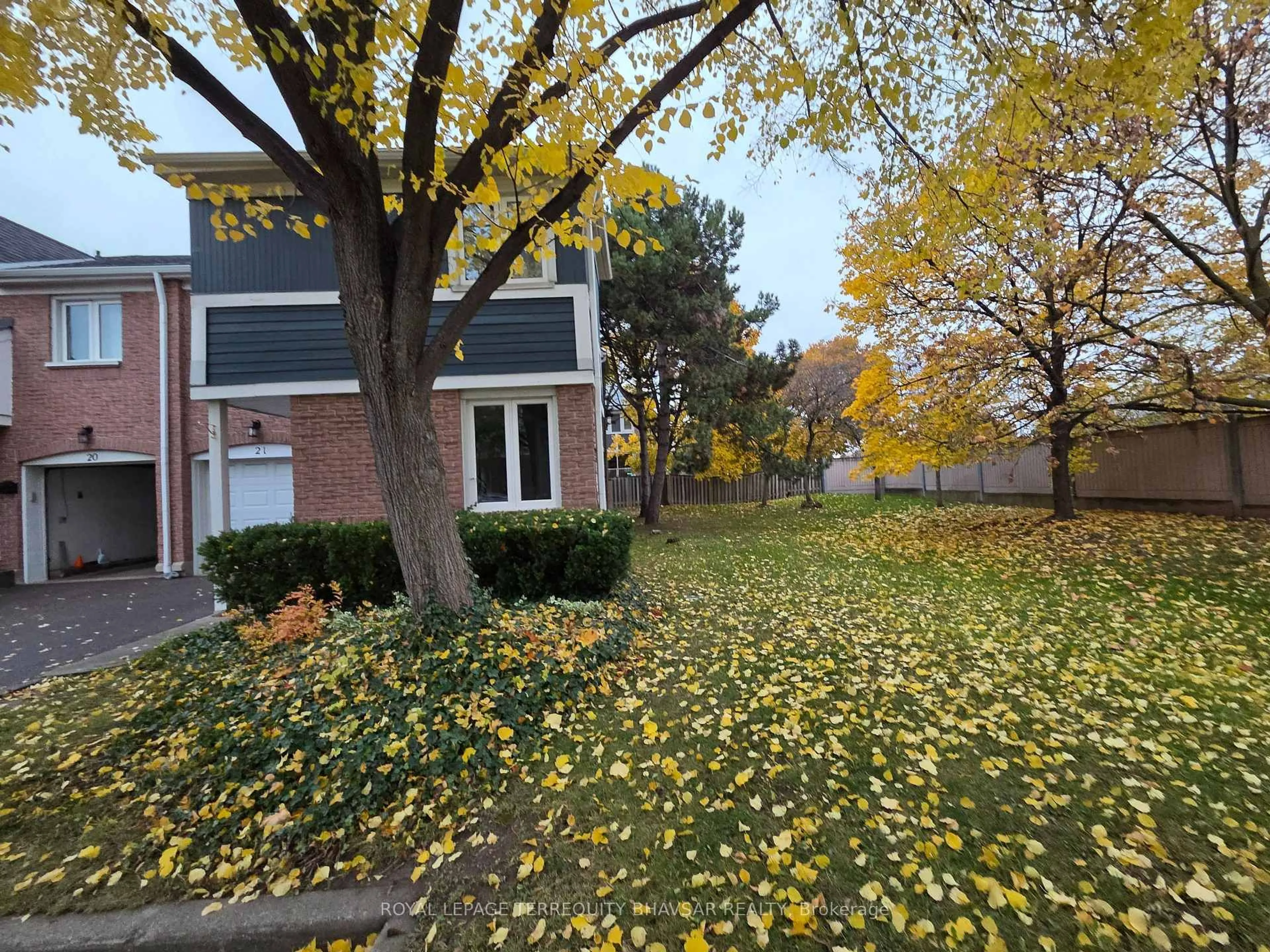 A pic from outside/outdoor area/front of a property/back of a property/a pic from drone, street for 2155 South Millway #21, Mississauga Ontario L5L 3S1