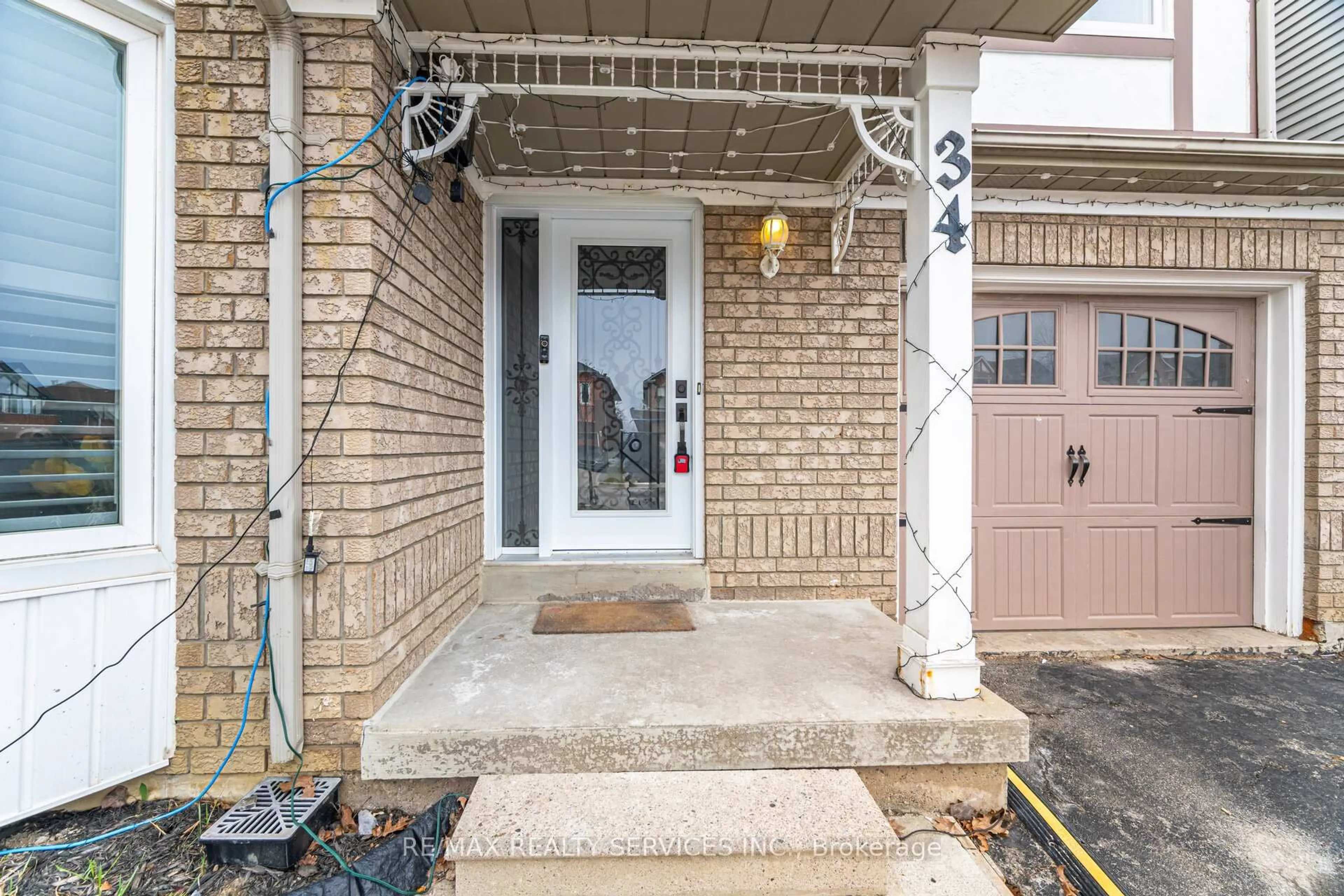 Indoor entryway for 34 Chipmunk Cres, Brampton Ontario L6R 1B3