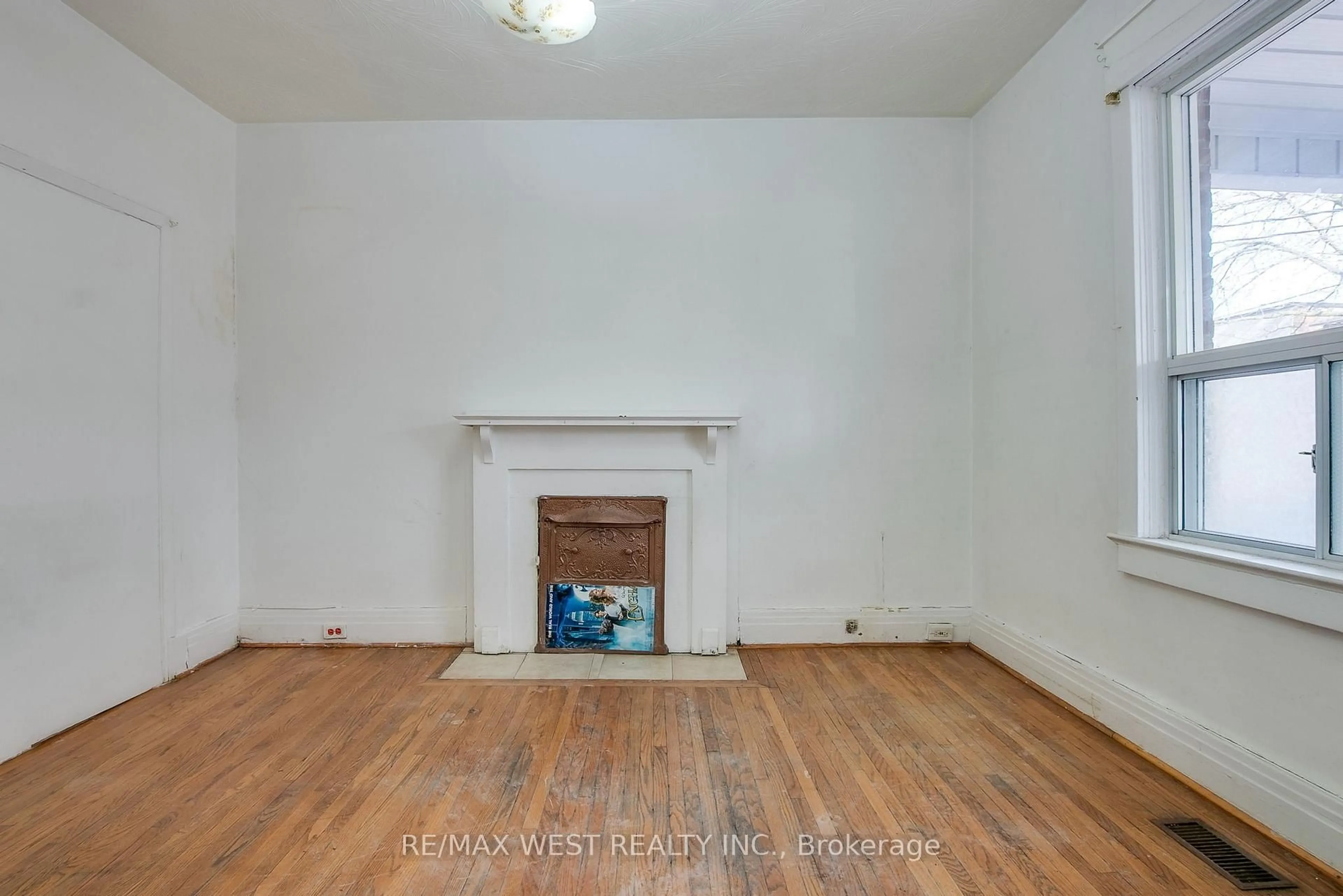 A pic of a room for 696 St Clarens Ave, Toronto Ontario M6H 3X1