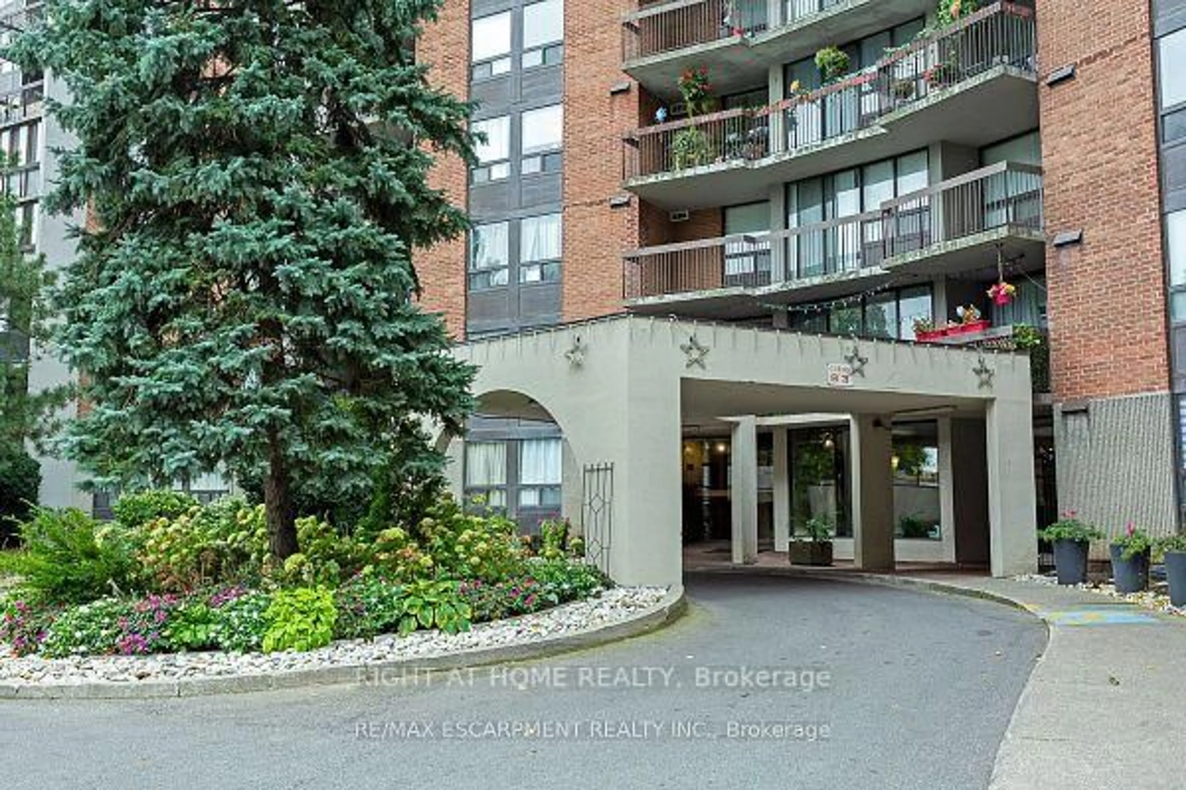 Indoor foyer for 50 Mississauga Valley Blvd #114, Mississauga Ontario L5A 3S2