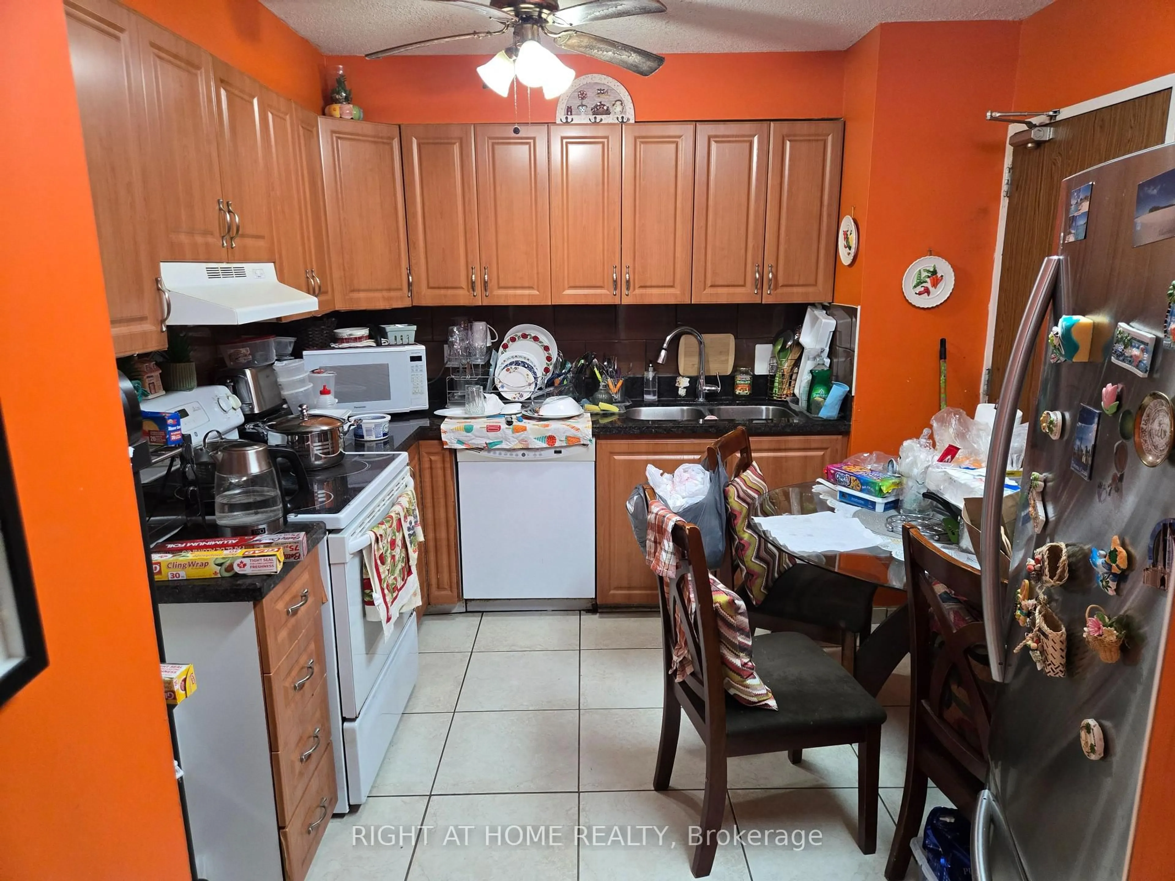 Standard kitchen, unknown for 50 Mississauga Valley Blvd #114, Mississauga Ontario L5A 3S2