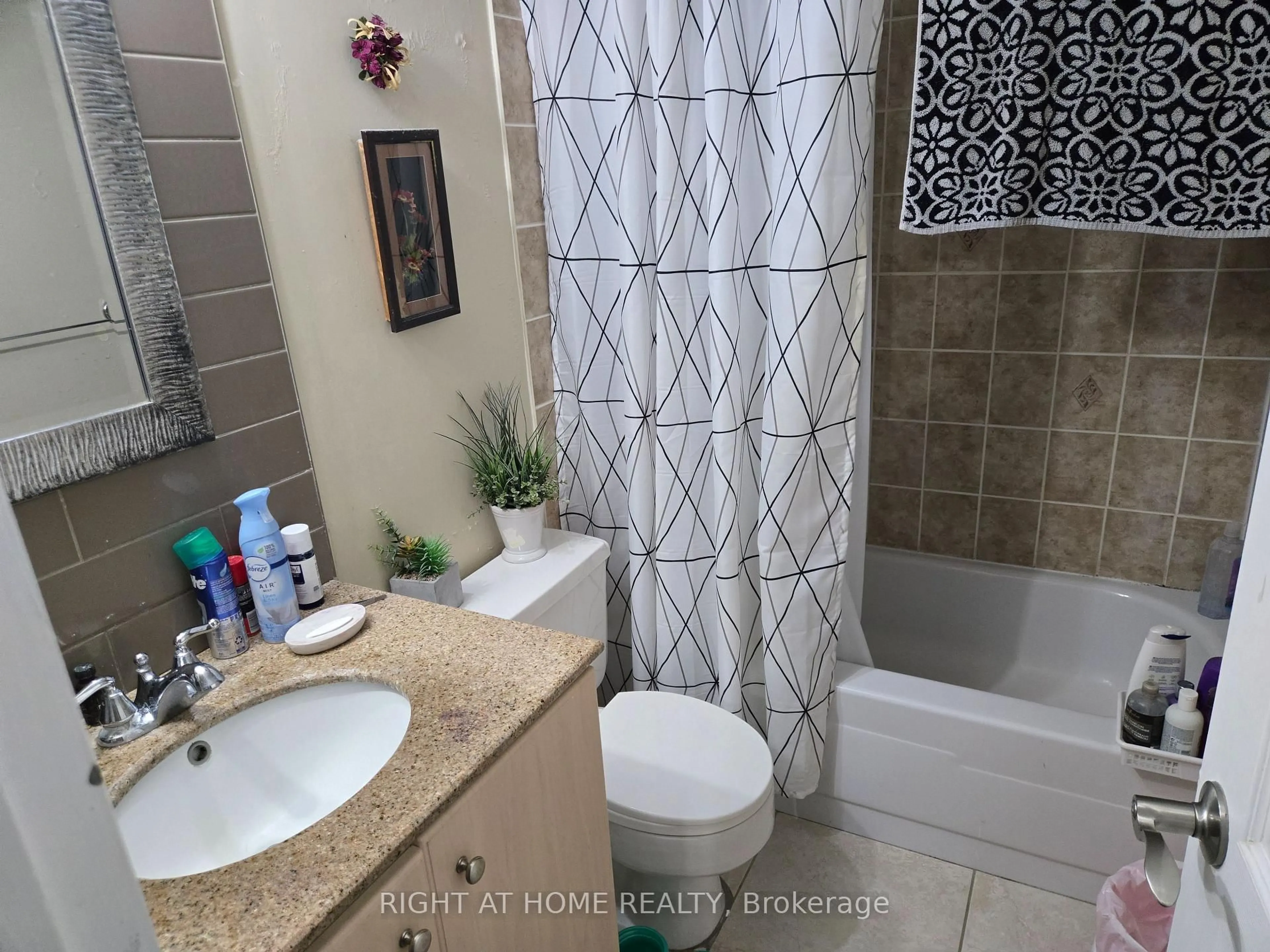 Standard bathroom, ceramic/tile floor for 50 Mississauga Valley Blvd #114, Mississauga Ontario L5A 3S2