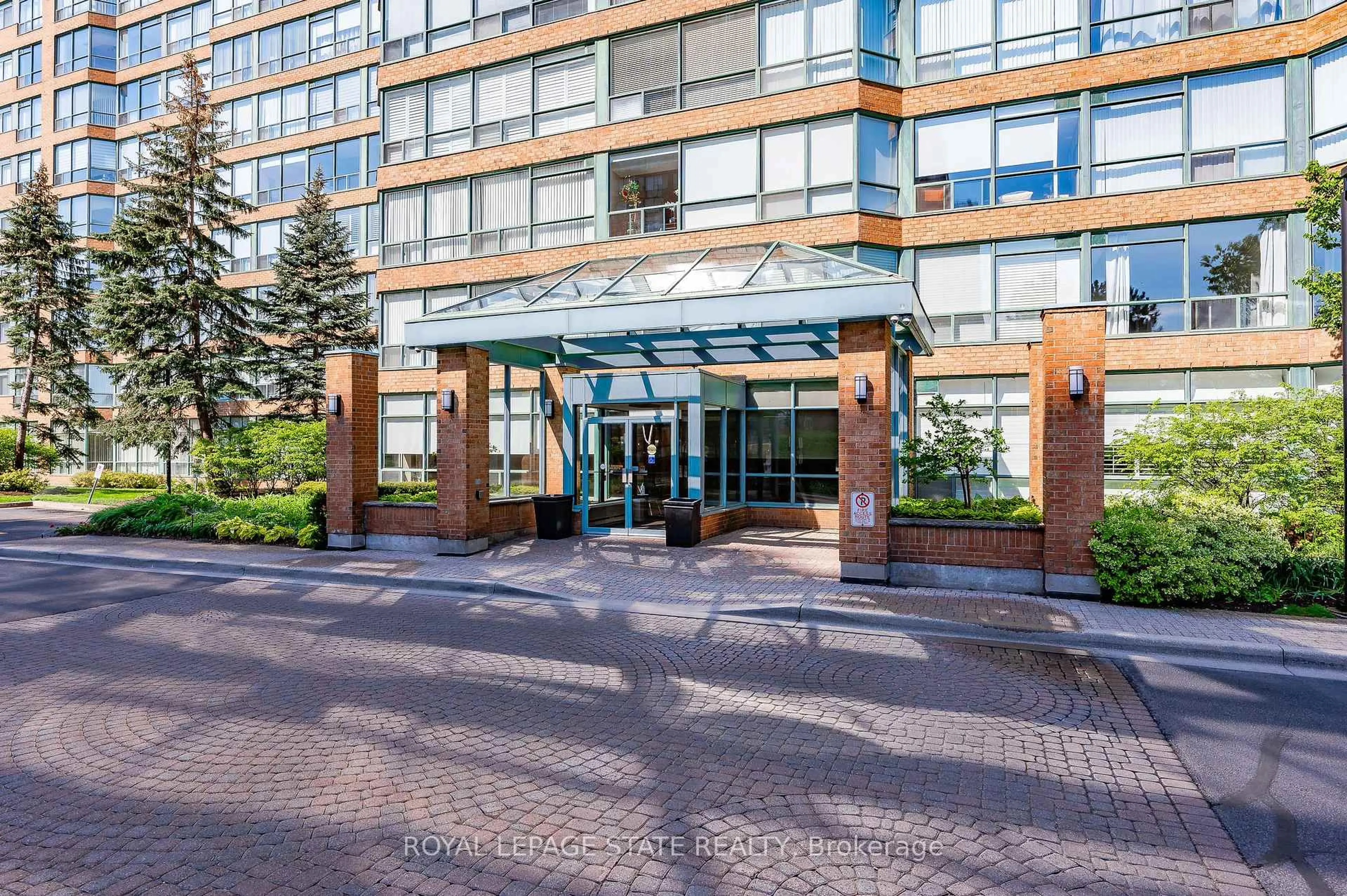 Indoor foyer for 1276 Maple Crossing Blvd #811, Burlington Ontario L7S 2J9