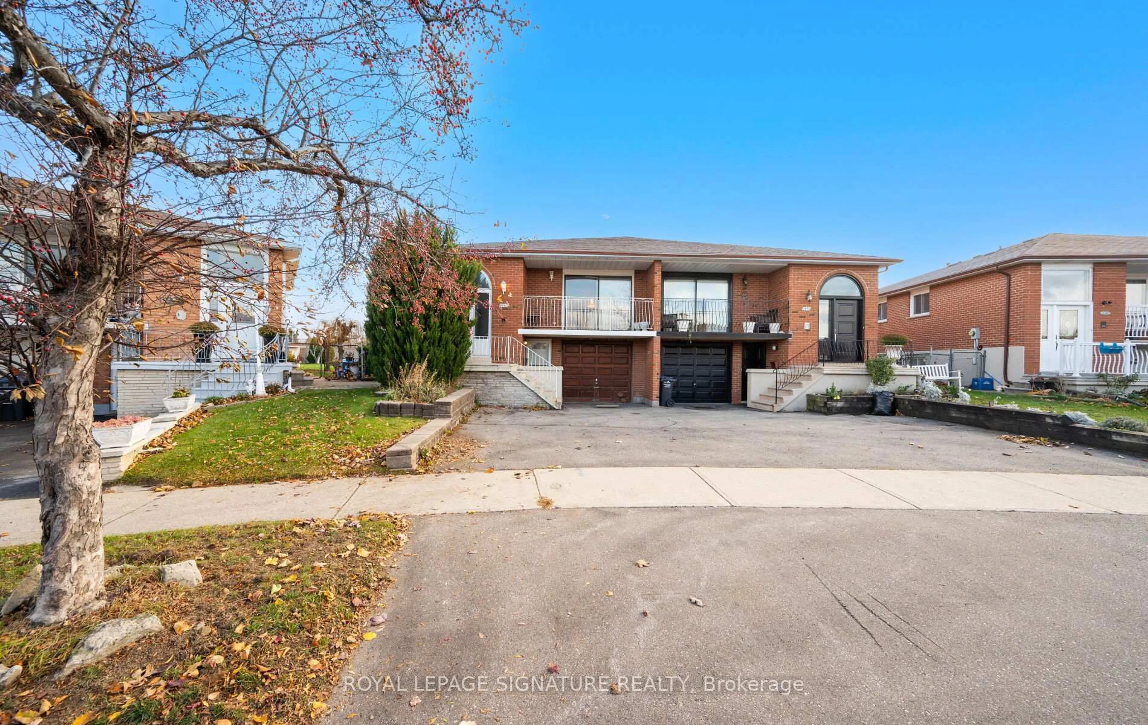 Home with brick exterior material, street for 3912 Midhurst Lane, Mississauga Ontario L4Z 1C7
