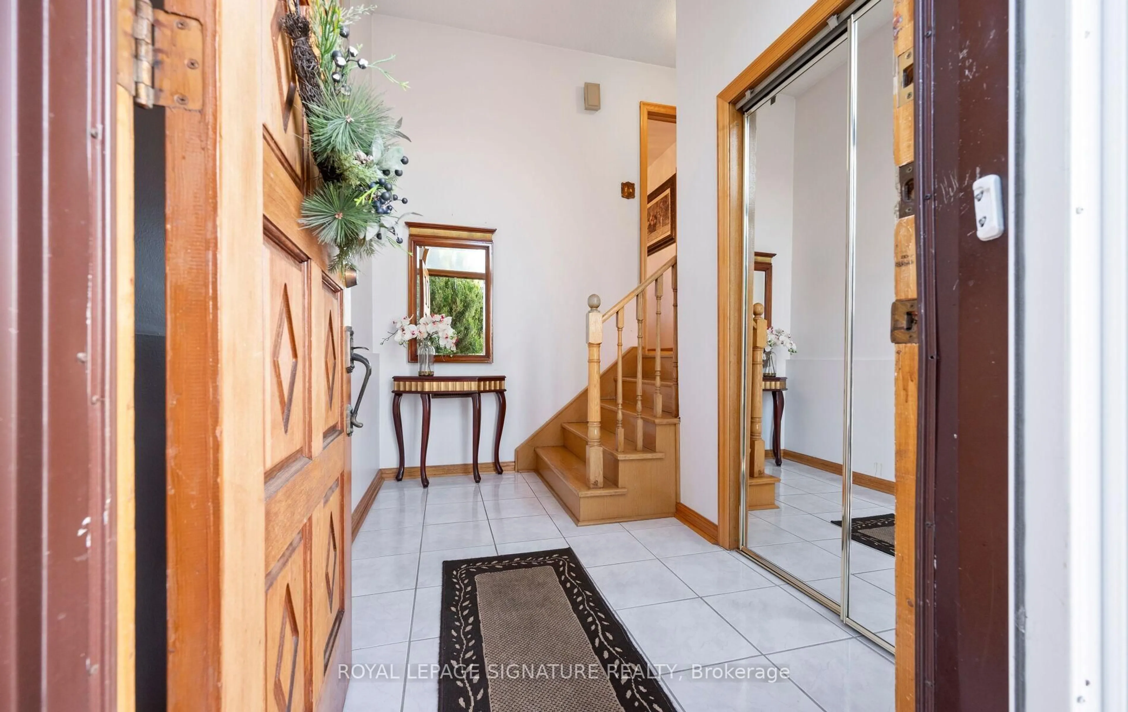 Indoor foyer for 3912 Midhurst Lane, Mississauga Ontario L4Z 1C7