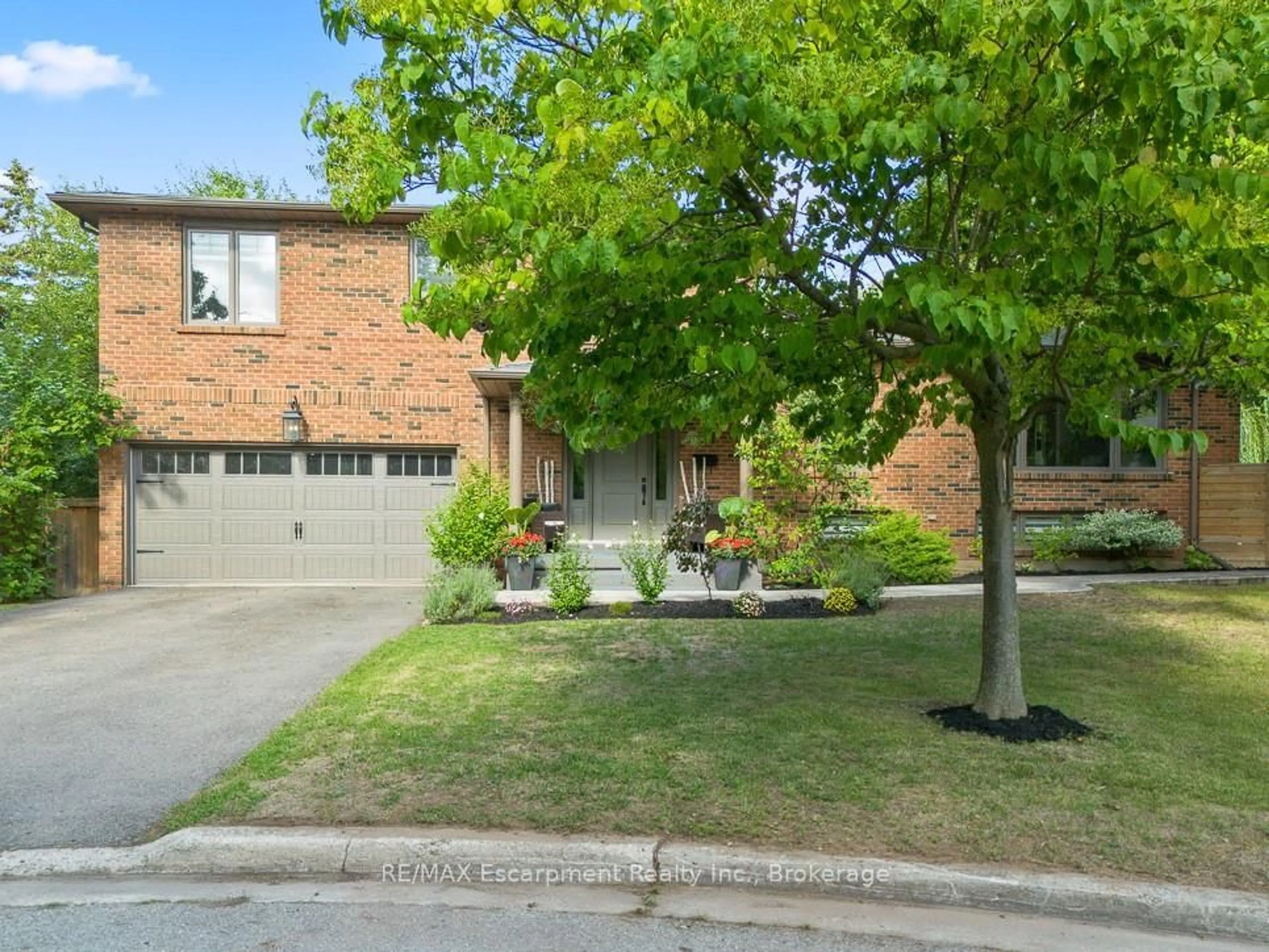 Home with brick exterior material, street for 231 Southwood Crt, Oakville Ontario L6L 5L9