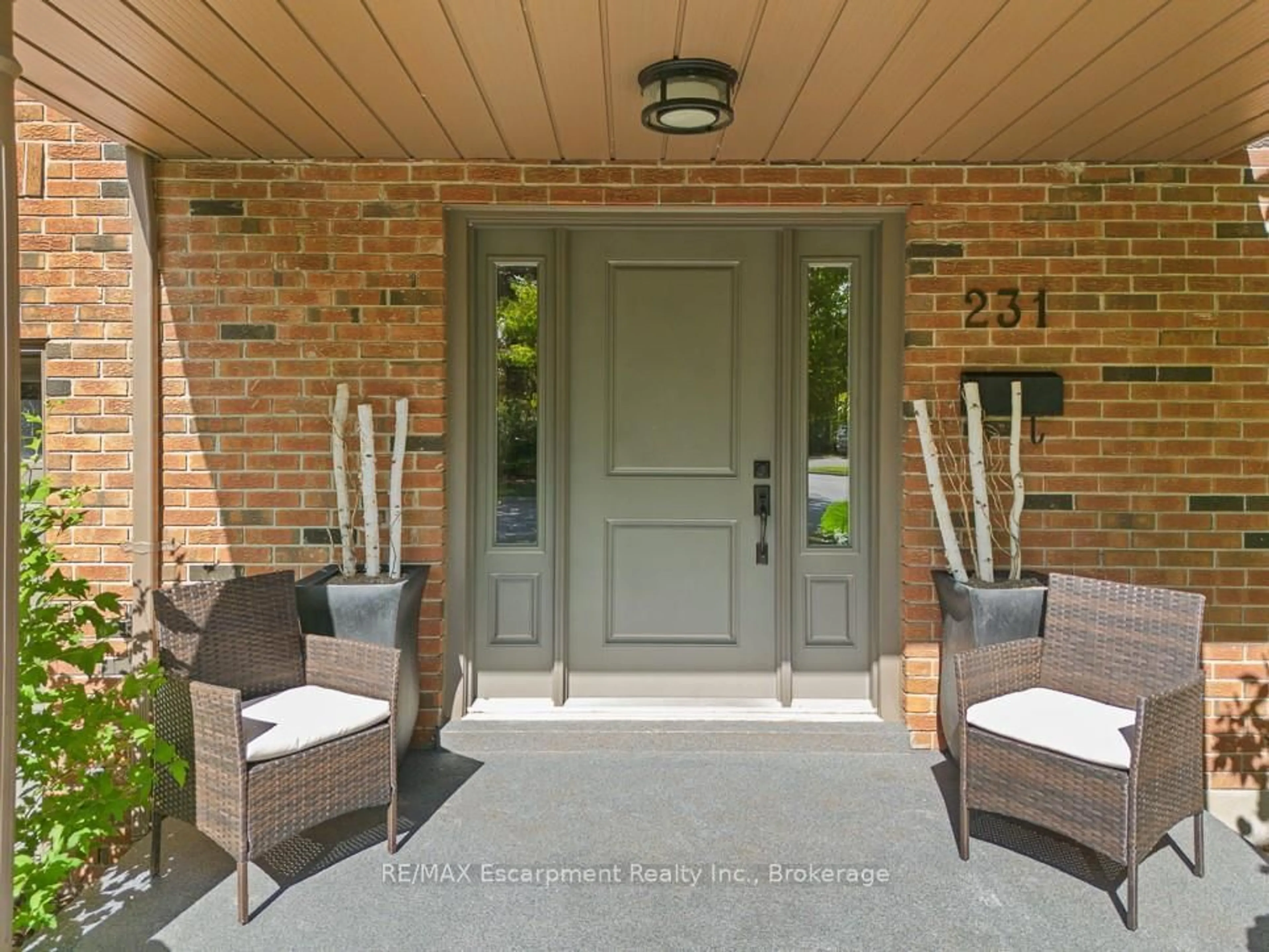 Indoor entryway for 231 Southwood Crt, Oakville Ontario L6L 5L9