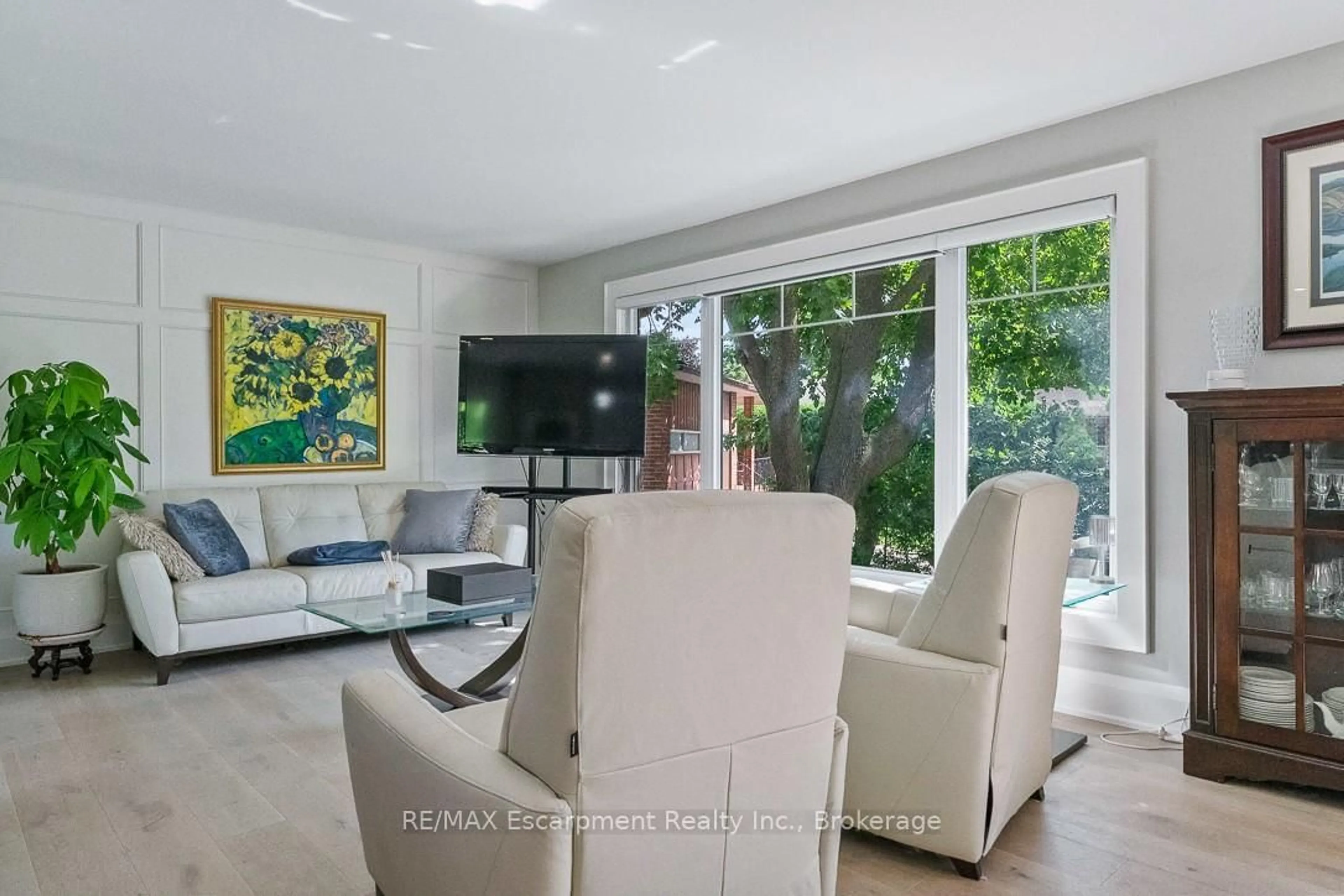 Living room with furniture, unknown for 231 Southwood Crt, Oakville Ontario L6L 5L9