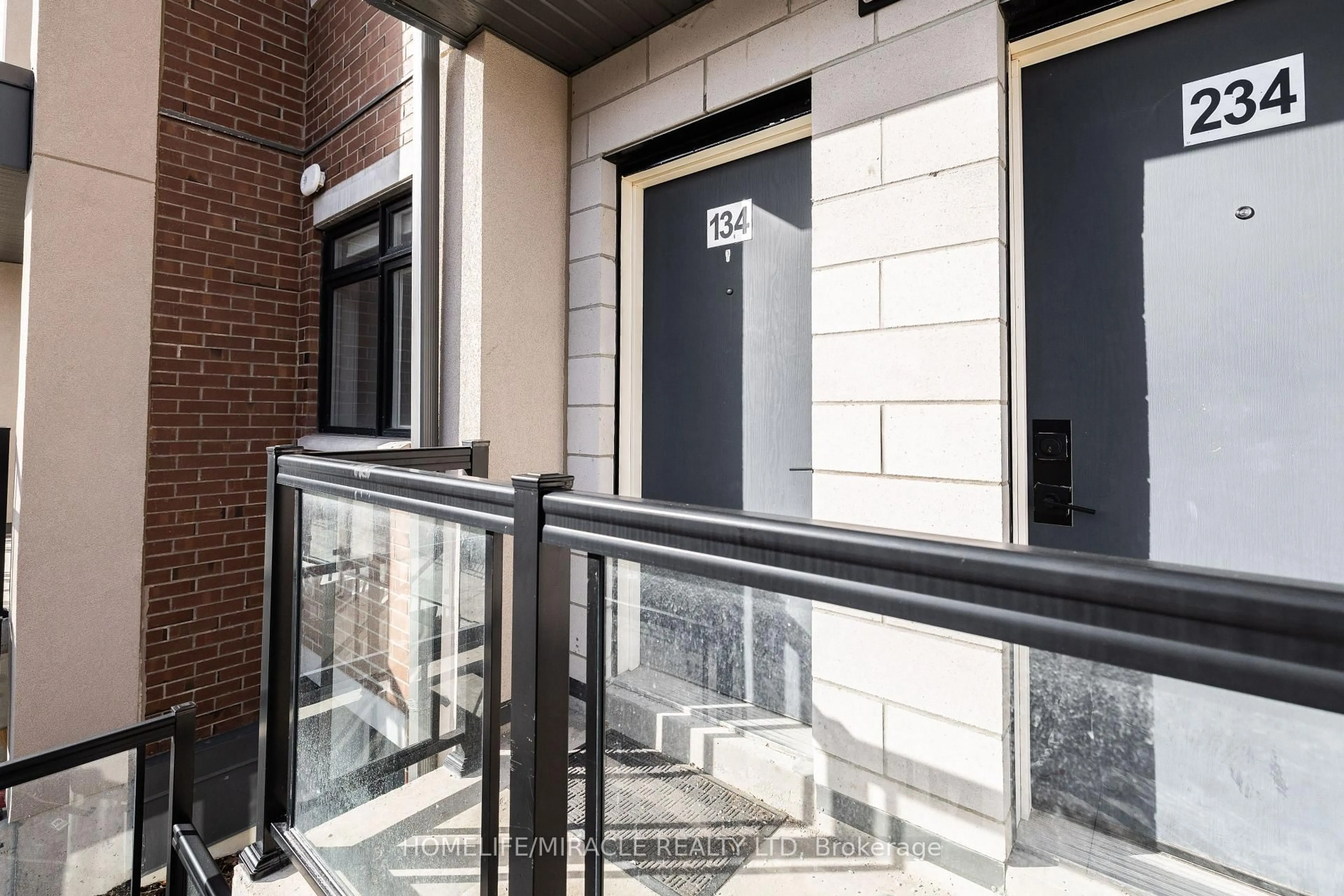 Indoor foyer for 1060 Douglas Mccurdy Comm Rd #134, Mississauga Ontario L5G 0C6