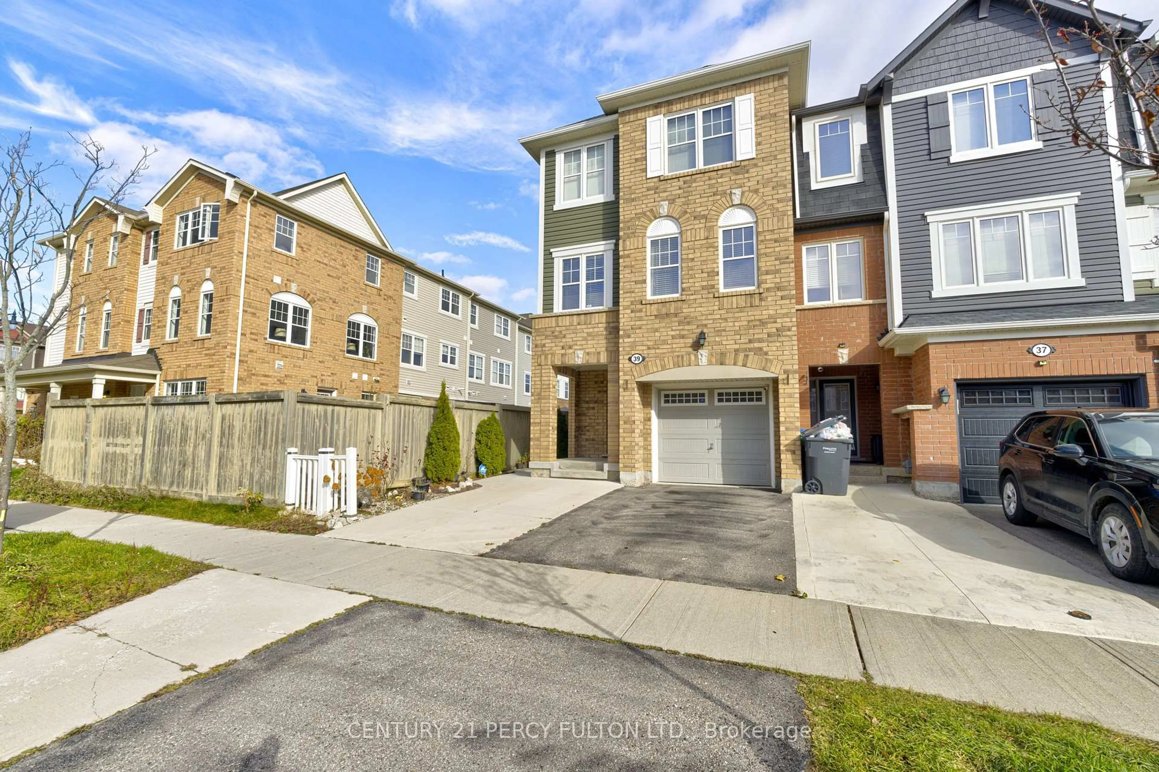 A pic from outside/outdoor area/front of a property/back of a property/a pic from drone, street for 39 Vanhorne Clse, Brampton Ontario L7A 0X8