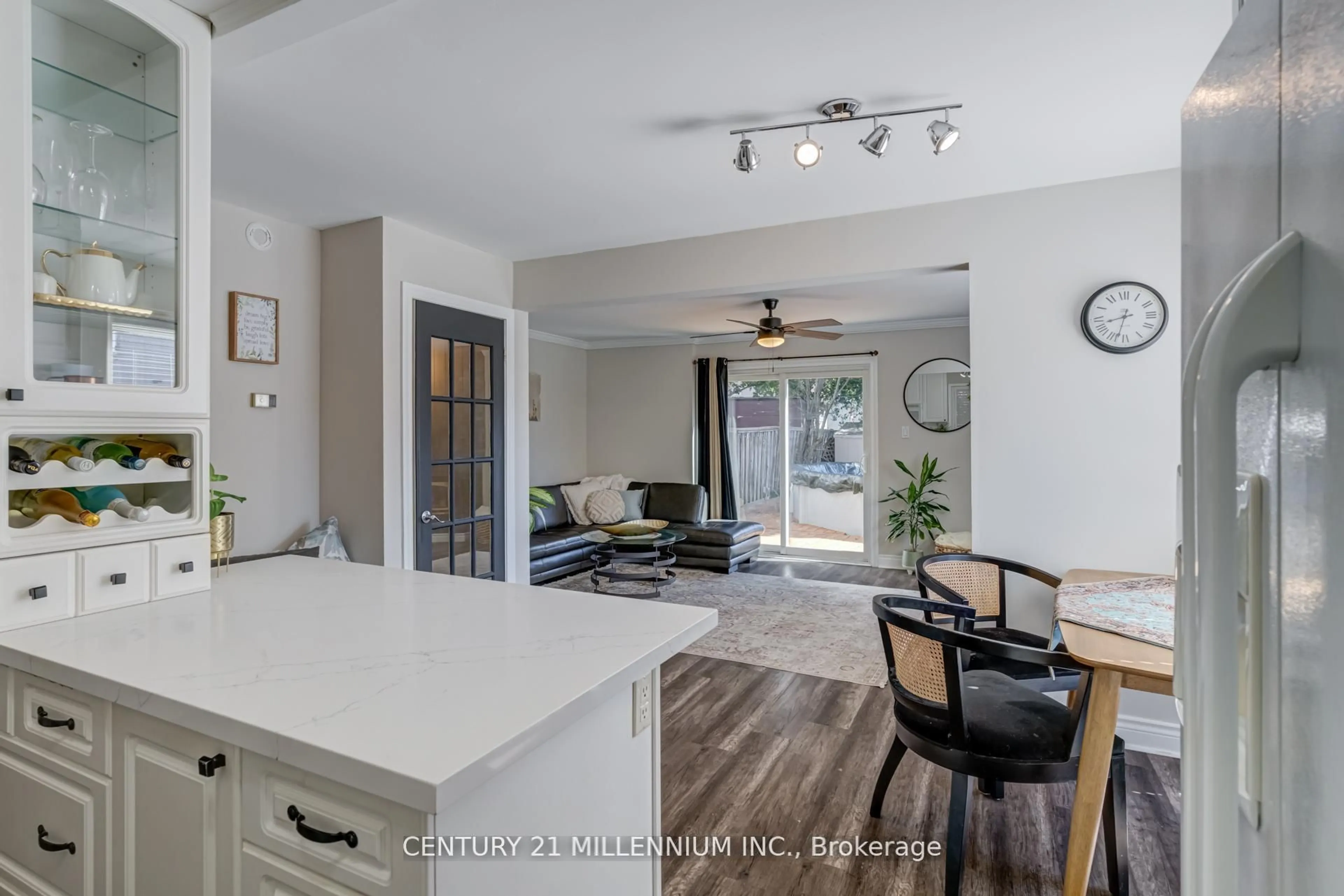 Open concept kitchen, ceramic/tile floor for 15 Hasting Sq, Brampton Ontario L6S 2N8