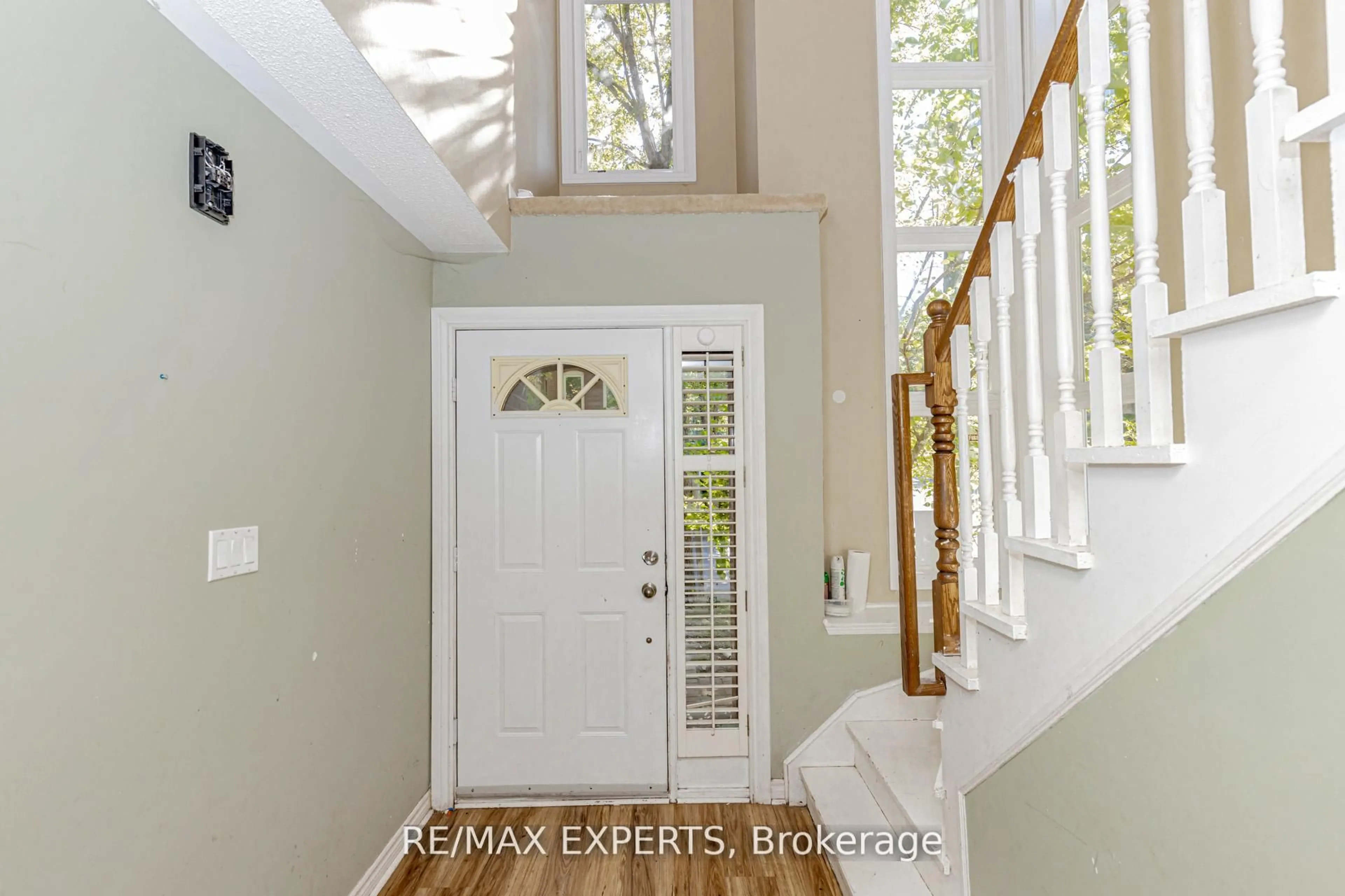 Indoor entryway for 1084 Queen St #17B, Mississauga Ontario L5H 4K4