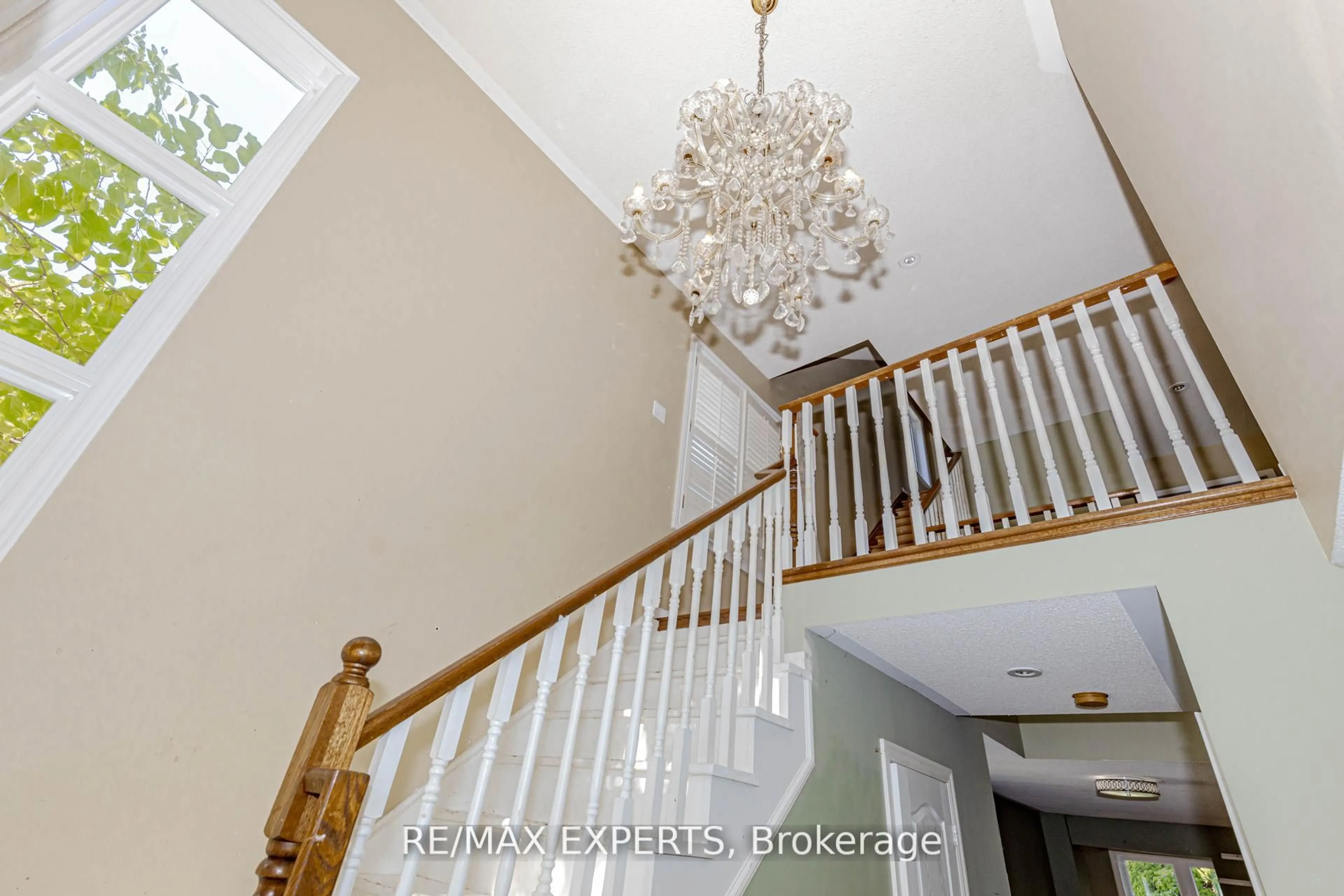 Indoor foyer for 1084 Queen St #17B, Mississauga Ontario L5H 4K4