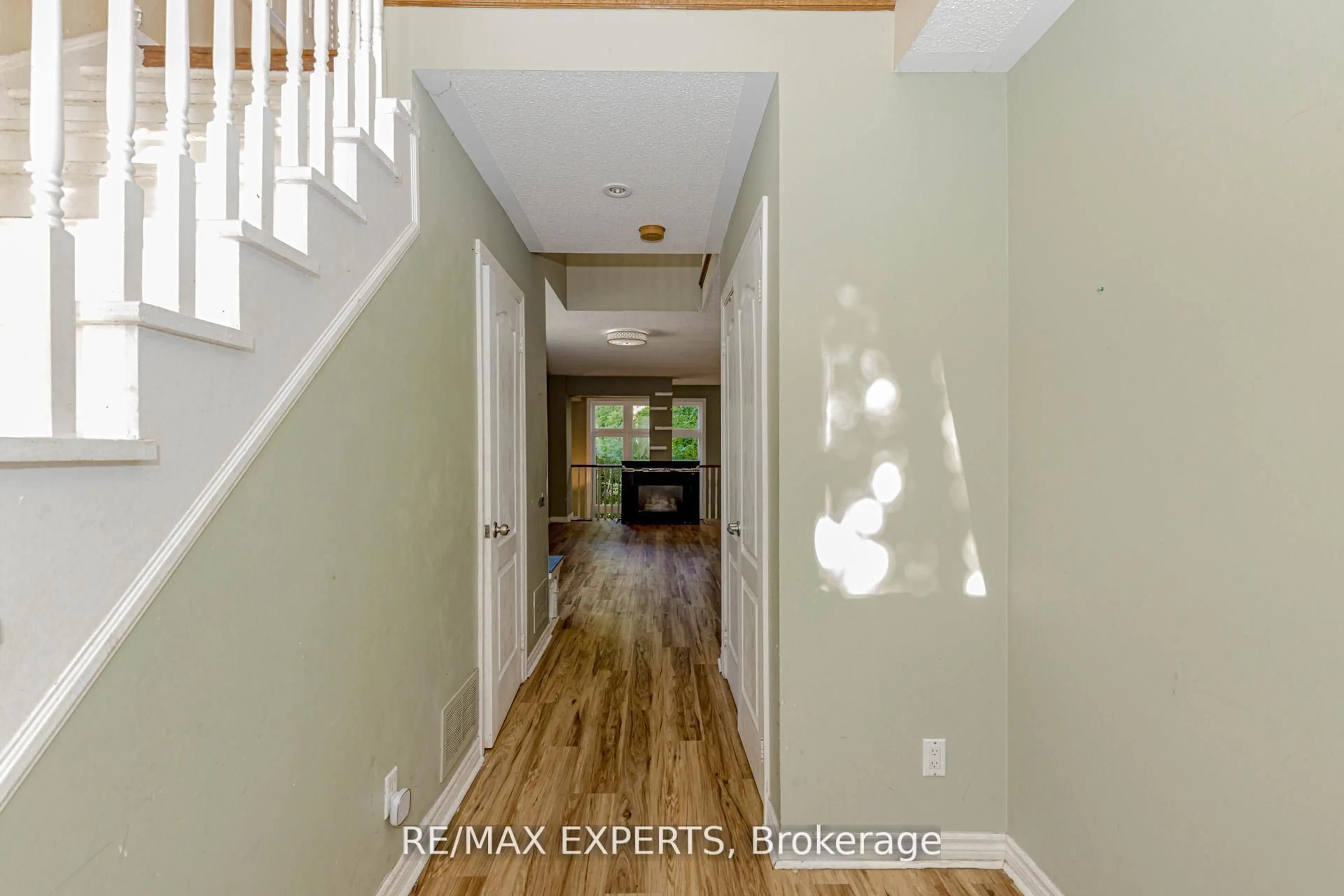 Indoor foyer for 1084 Queen St #17B, Mississauga Ontario L5H 4K4