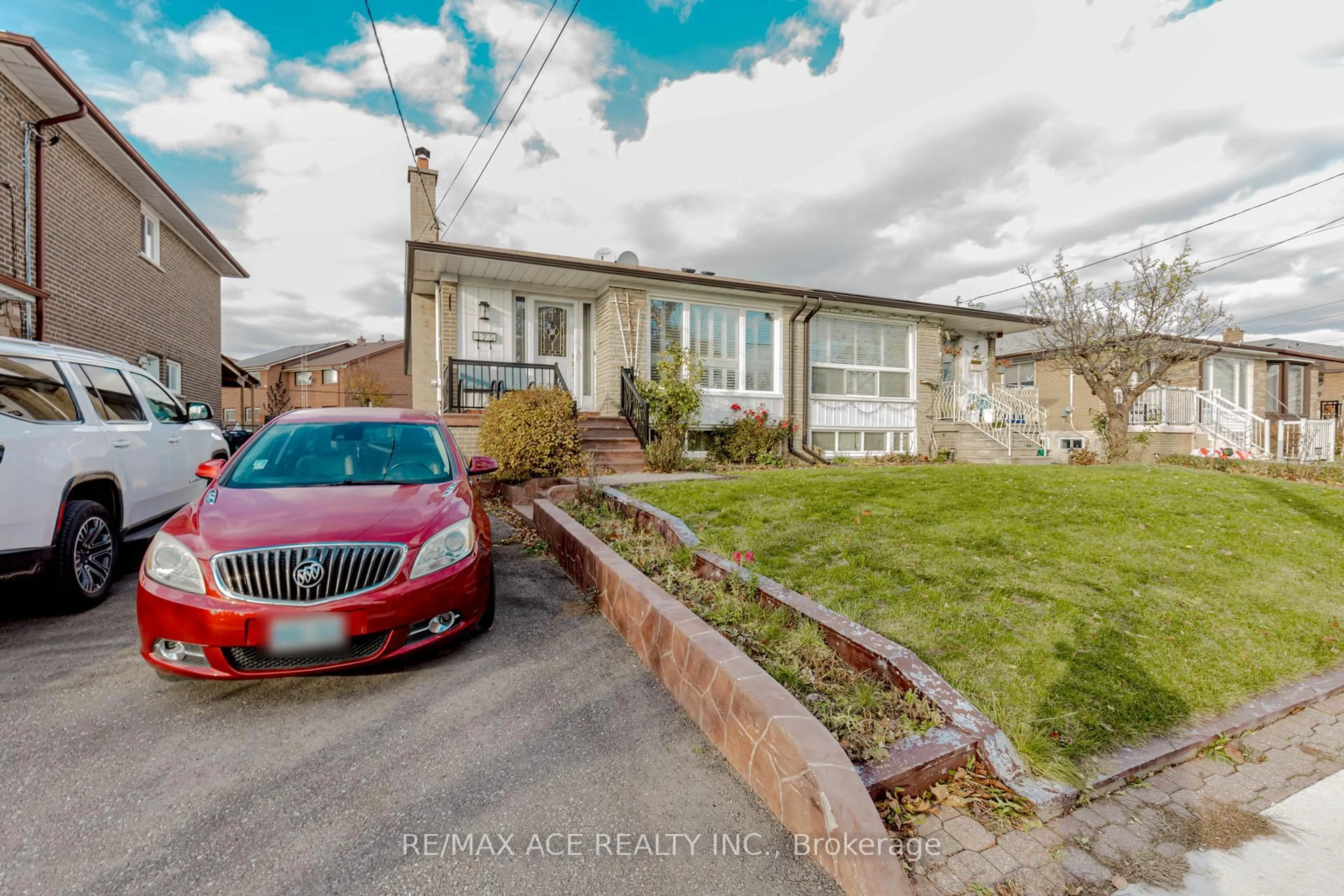 A pic from outside/outdoor area/front of a property/back of a property/a pic from drone, street for 175 Lindylou Rd, Toronto Ontario M9M 2B8