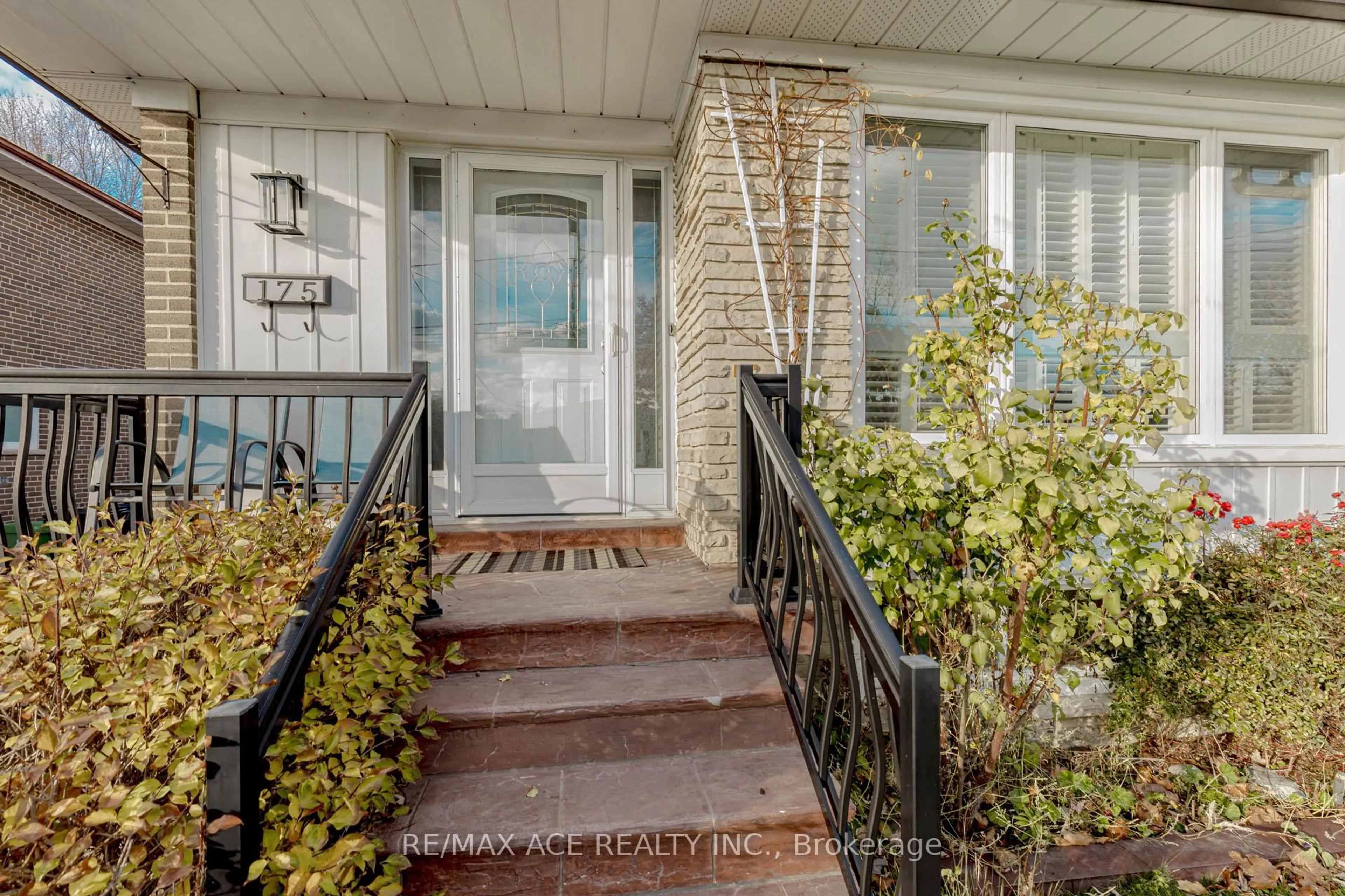 Indoor entryway for 175 Lindylou Rd, Toronto Ontario M9M 2B8