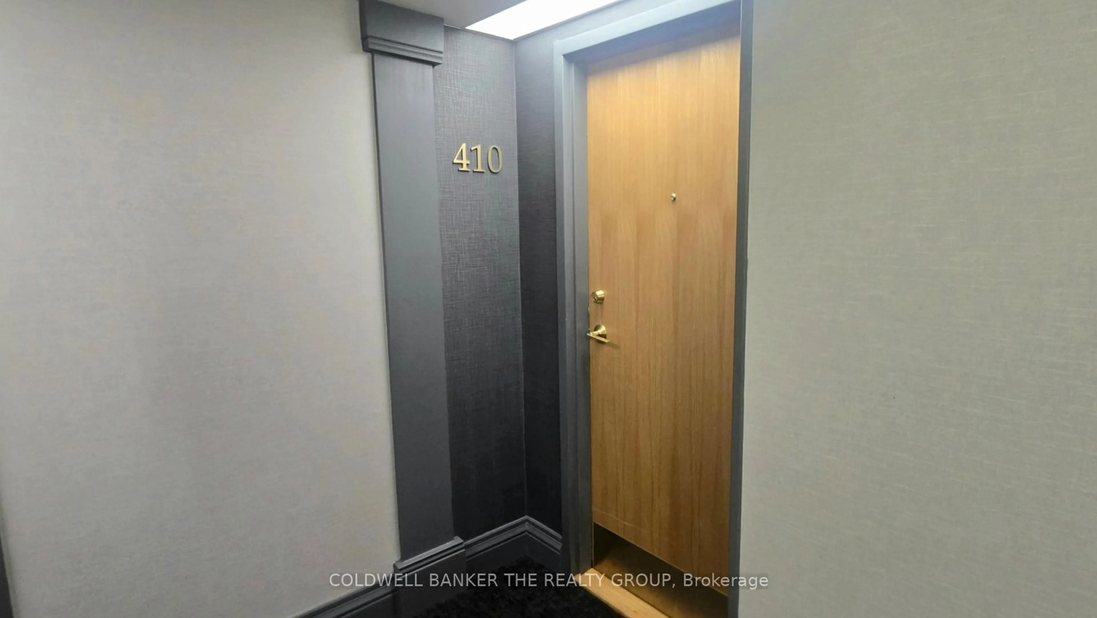 Indoor foyer for 330 Mill St #410, Brampton Ontario L6Y 3V3