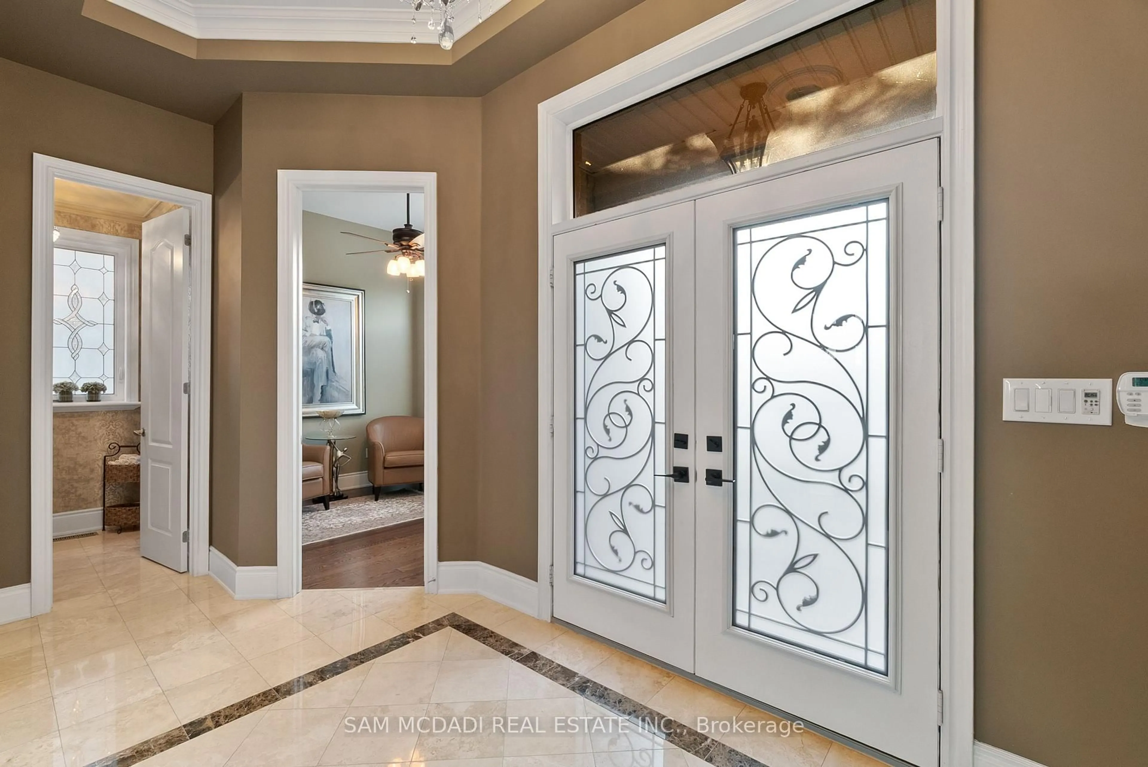 Indoor entryway for 1220 Milna Dr, Oakville Ontario L6H 0A8