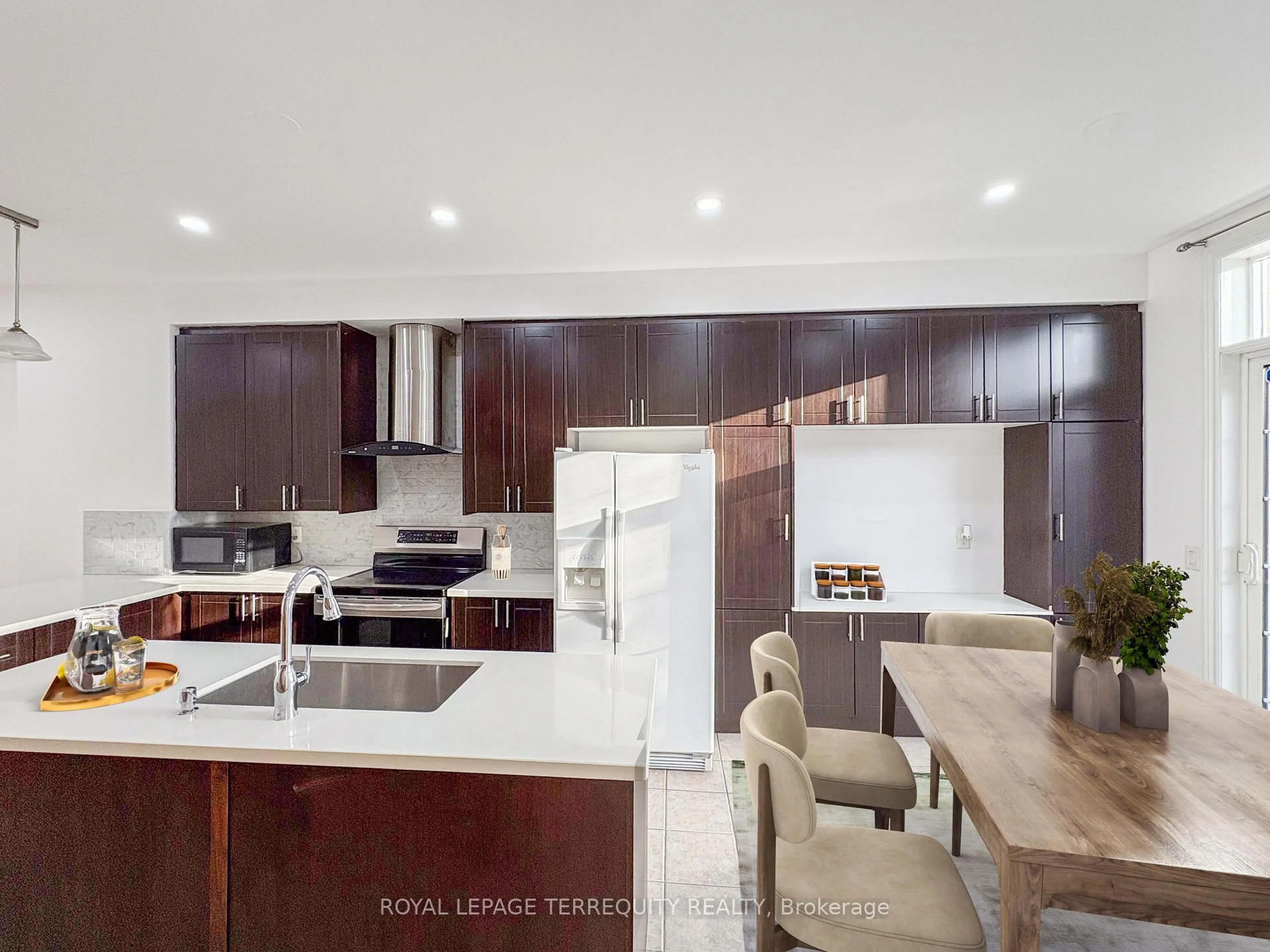 Open concept kitchen, unknown for 25 Bijou Walk, Toronto Ontario M6M 5L7