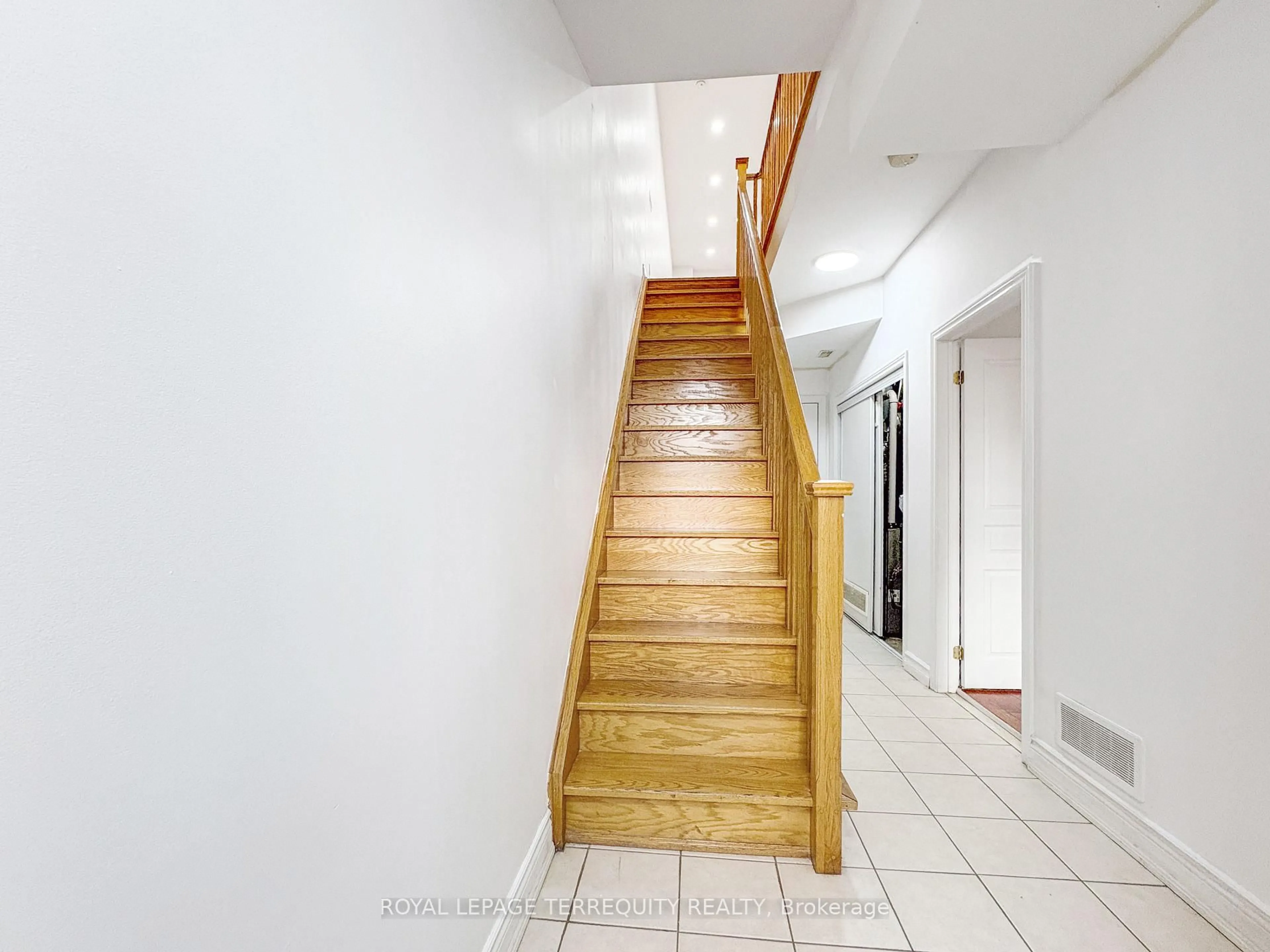 Stairs for 25 Bijou Walk, Toronto Ontario M6M 5L7