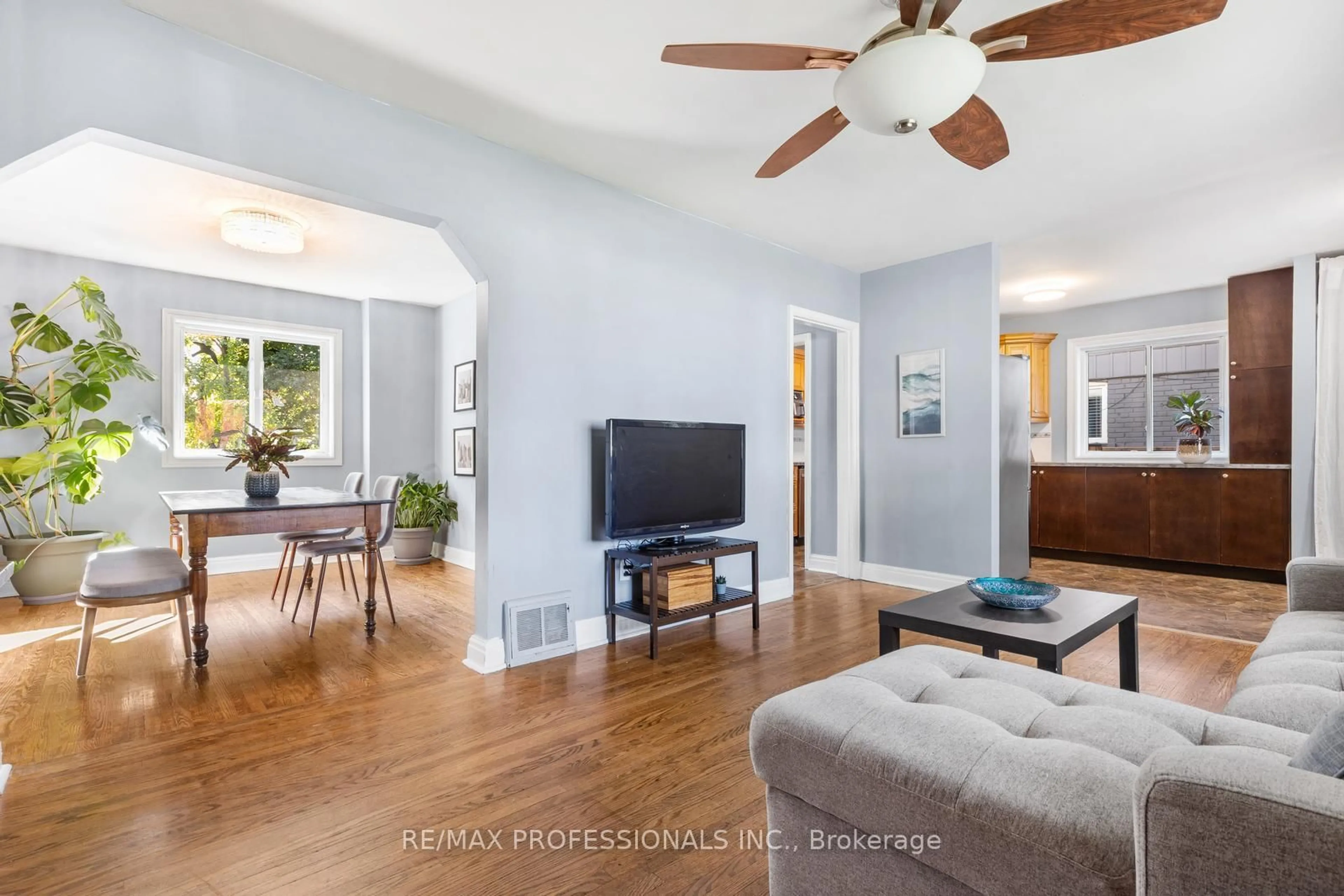 Living room with furniture, unknown for 19 Mitcham Dr, Toronto Ontario M8W 2J6