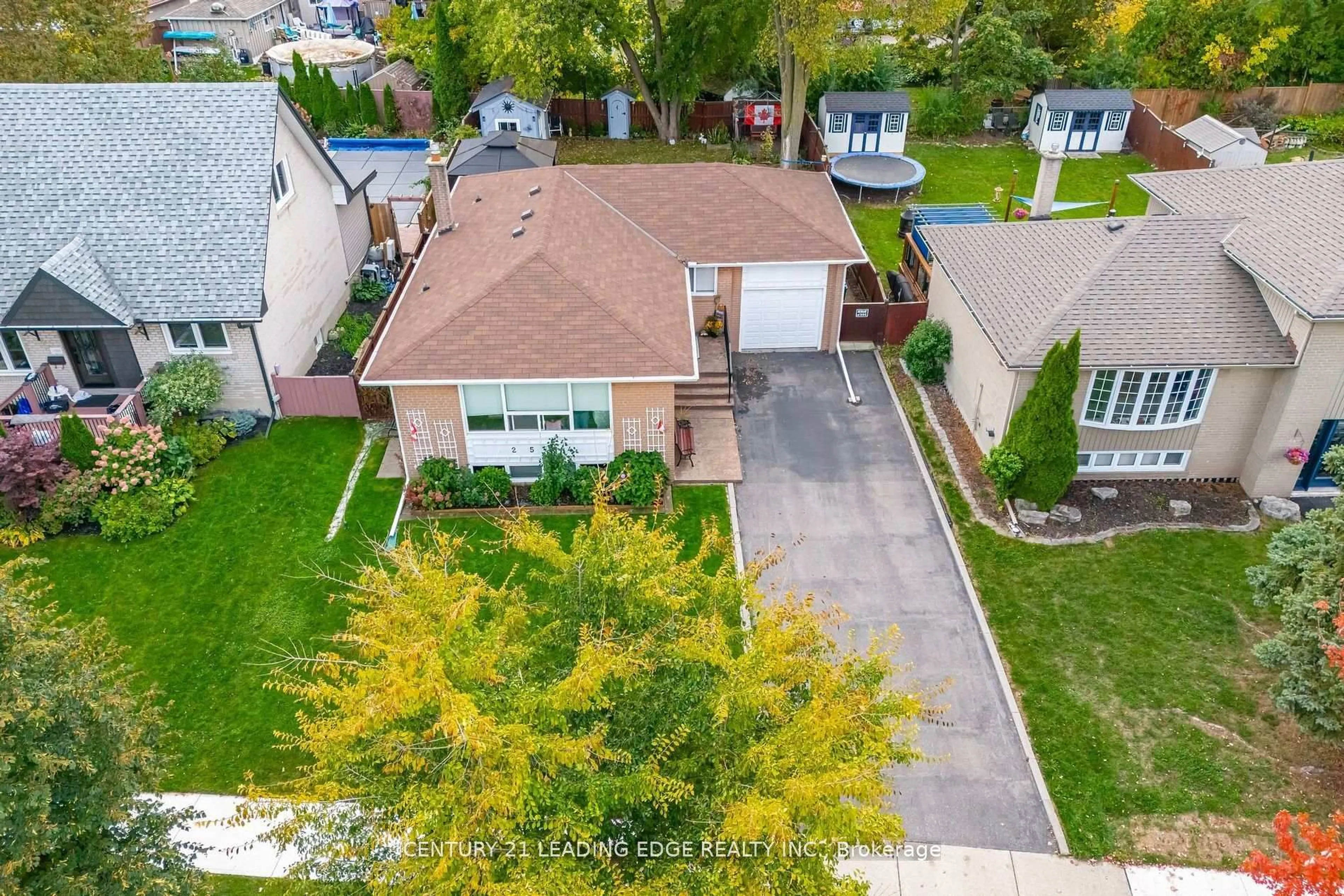 A pic from outside/outdoor area/front of a property/back of a property/a pic from drone, street for 2574 Lundigan Dr, Mississauga Ontario L5J 3W1