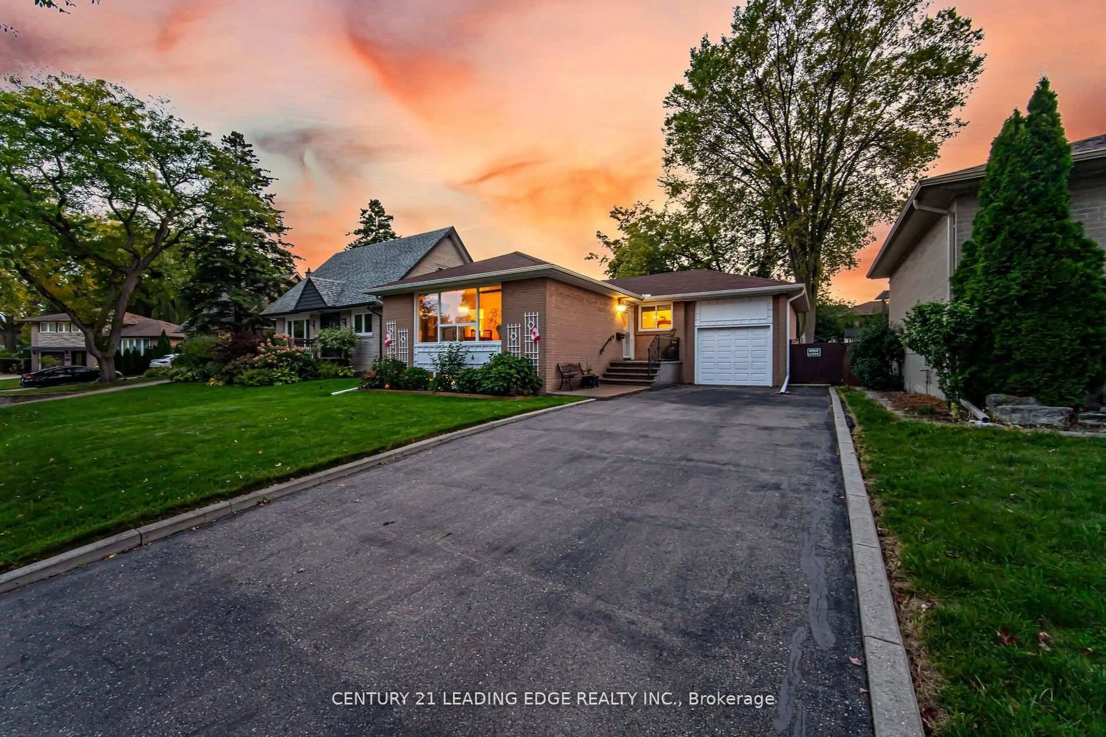 A pic from outside/outdoor area/front of a property/back of a property/a pic from drone, street for 2574 Lundigan Dr, Mississauga Ontario L5J 3W1