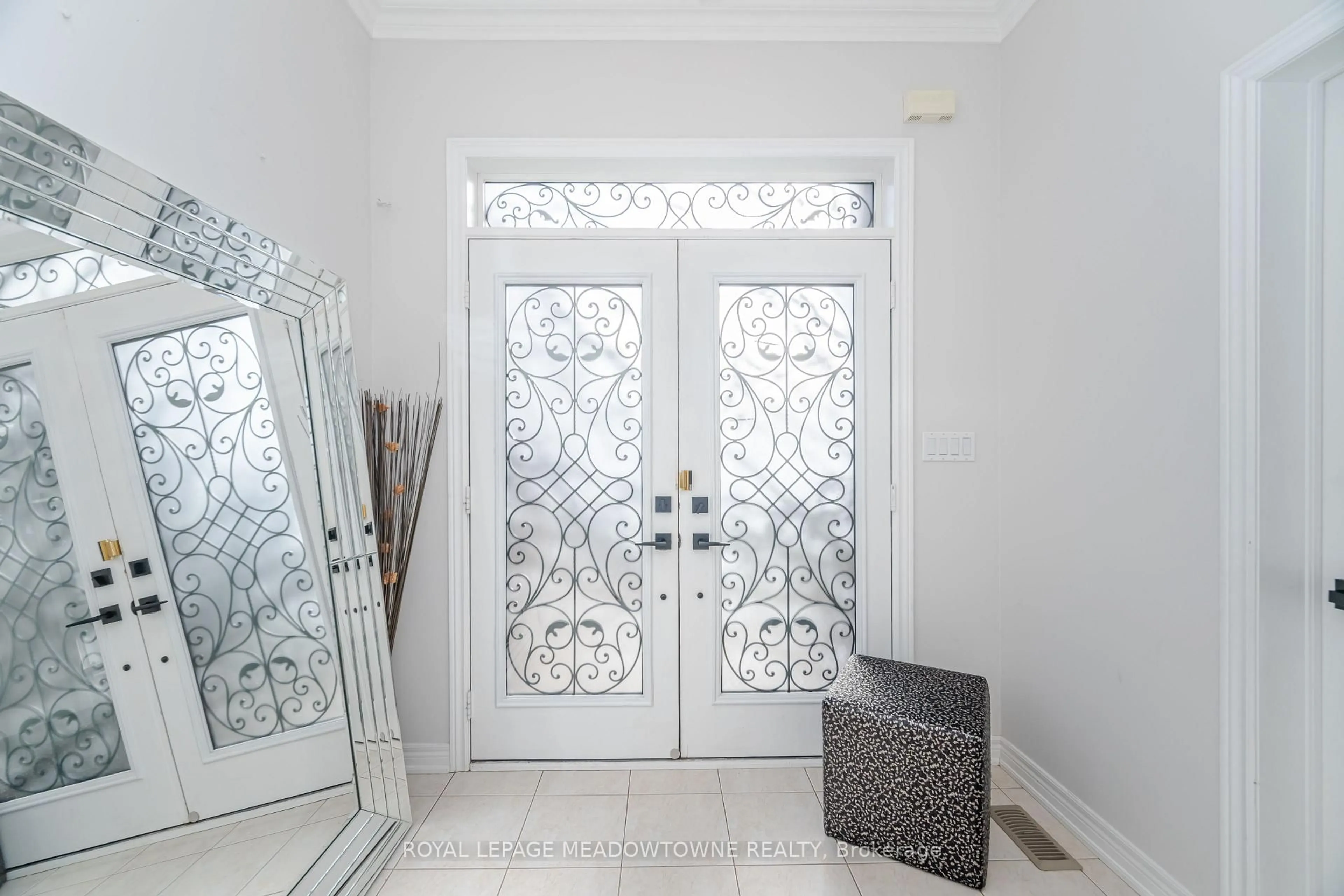 Indoor entryway for 2459 Meadowridge Dr, Oakville Ontario L6H 7R4