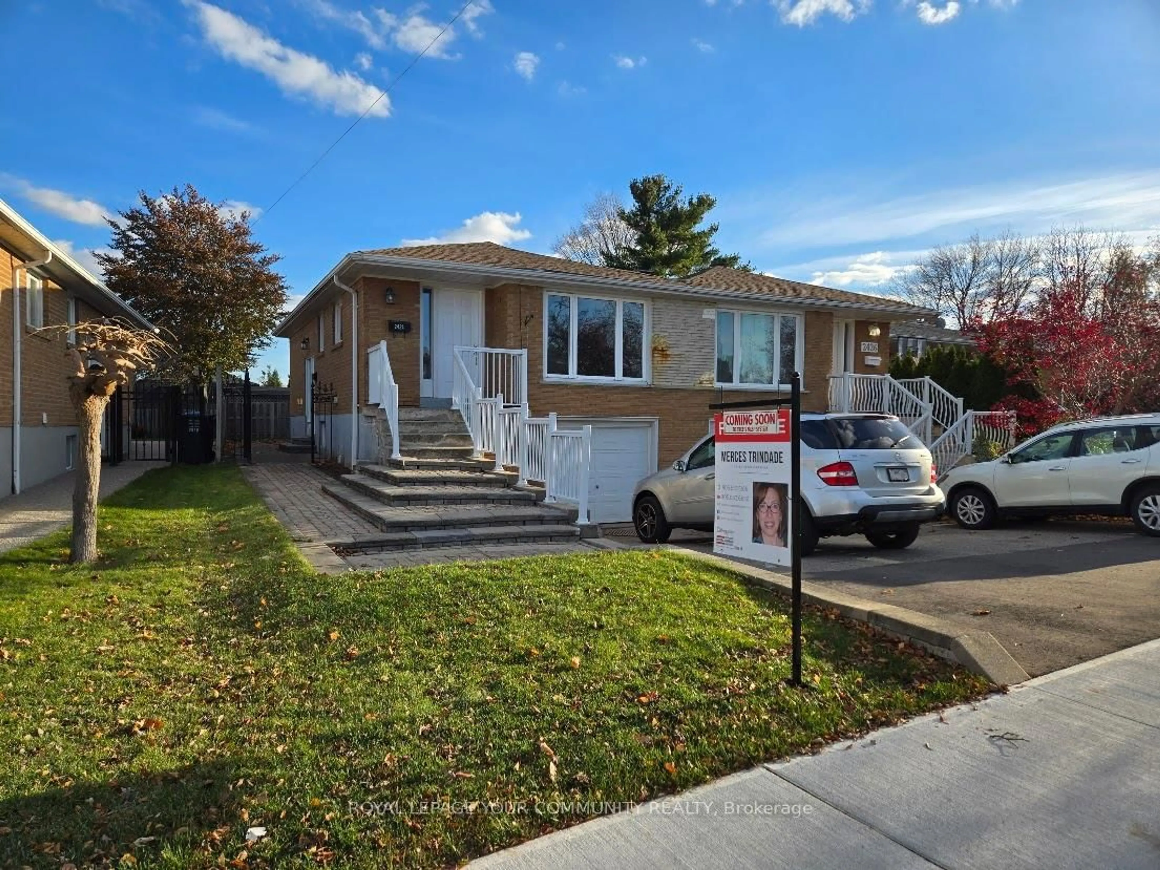 Home with vinyl exterior material, street for 2424 Whaley Dr, Mississauga Ontario L5B 2B5