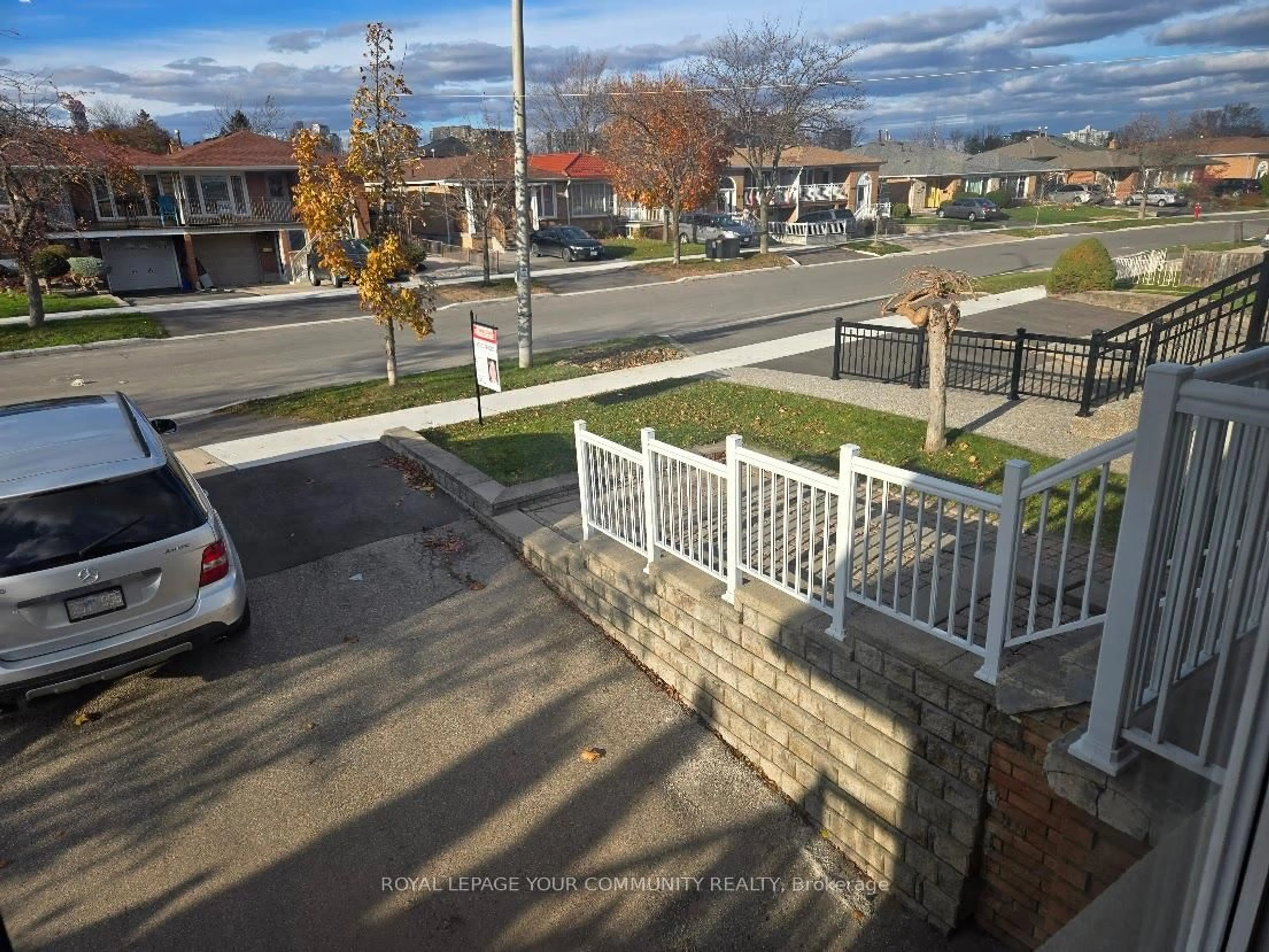 A pic from outside/outdoor area/front of a property/back of a property/a pic from drone, street for 2424 Whaley Dr, Mississauga Ontario L5B 2B5