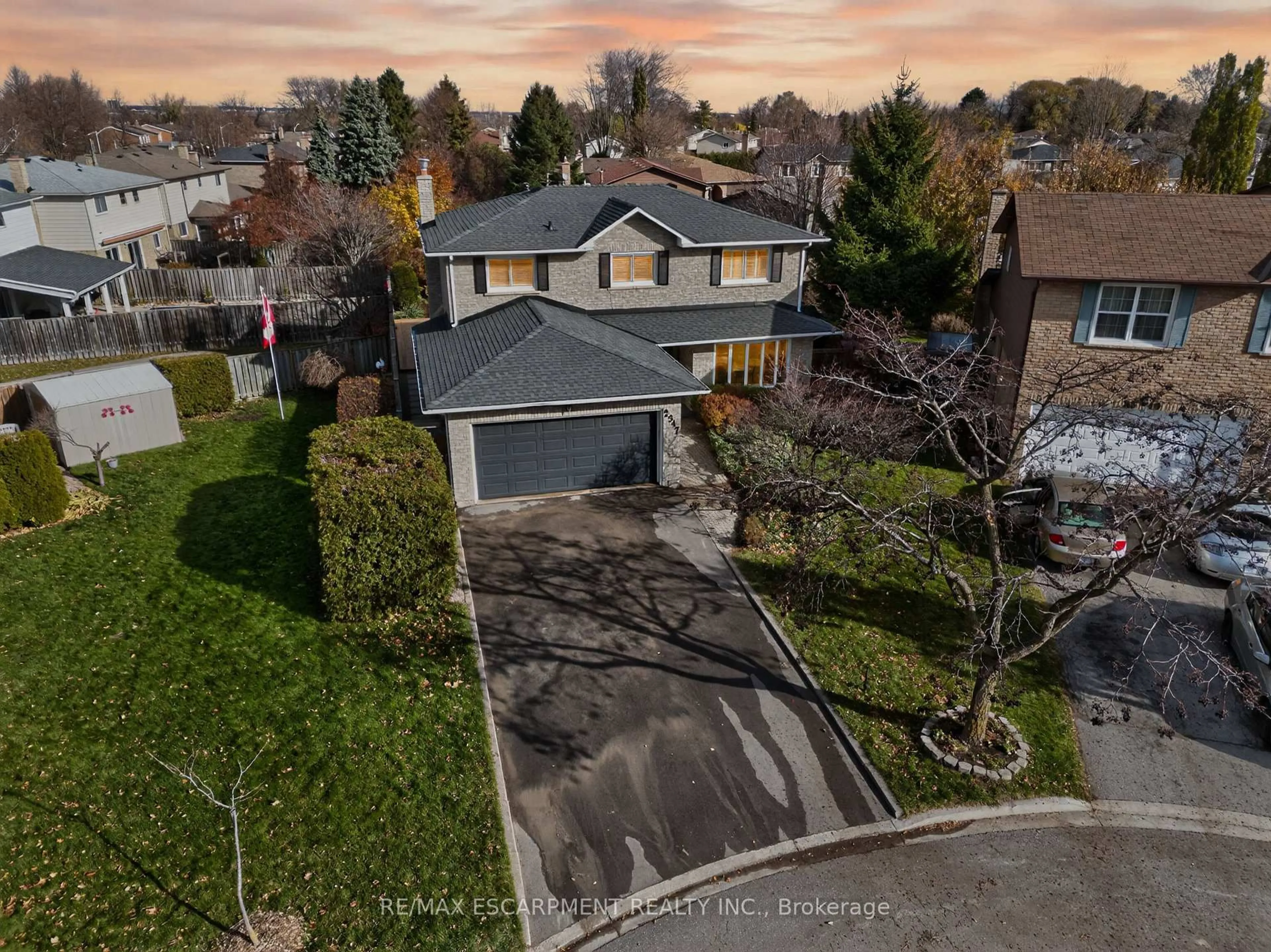 A pic from outside/outdoor area/front of a property/back of a property/a pic from drone, street for 2347 Tweedsmuir Crt, Burlington Ontario L7P 4K9