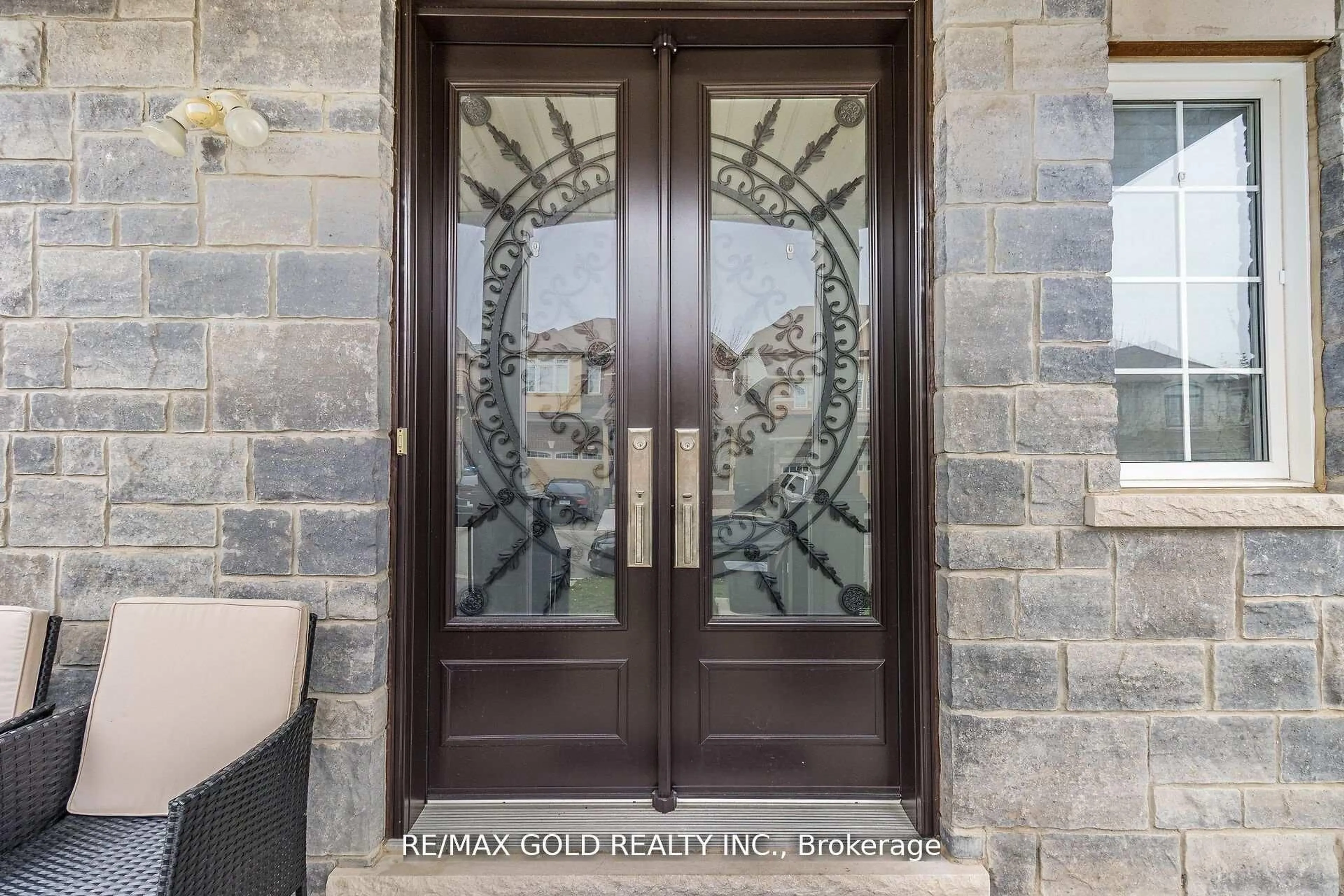 Indoor entryway for 4 Mistletoe Pl, Brampton Ontario L6Y 0G4