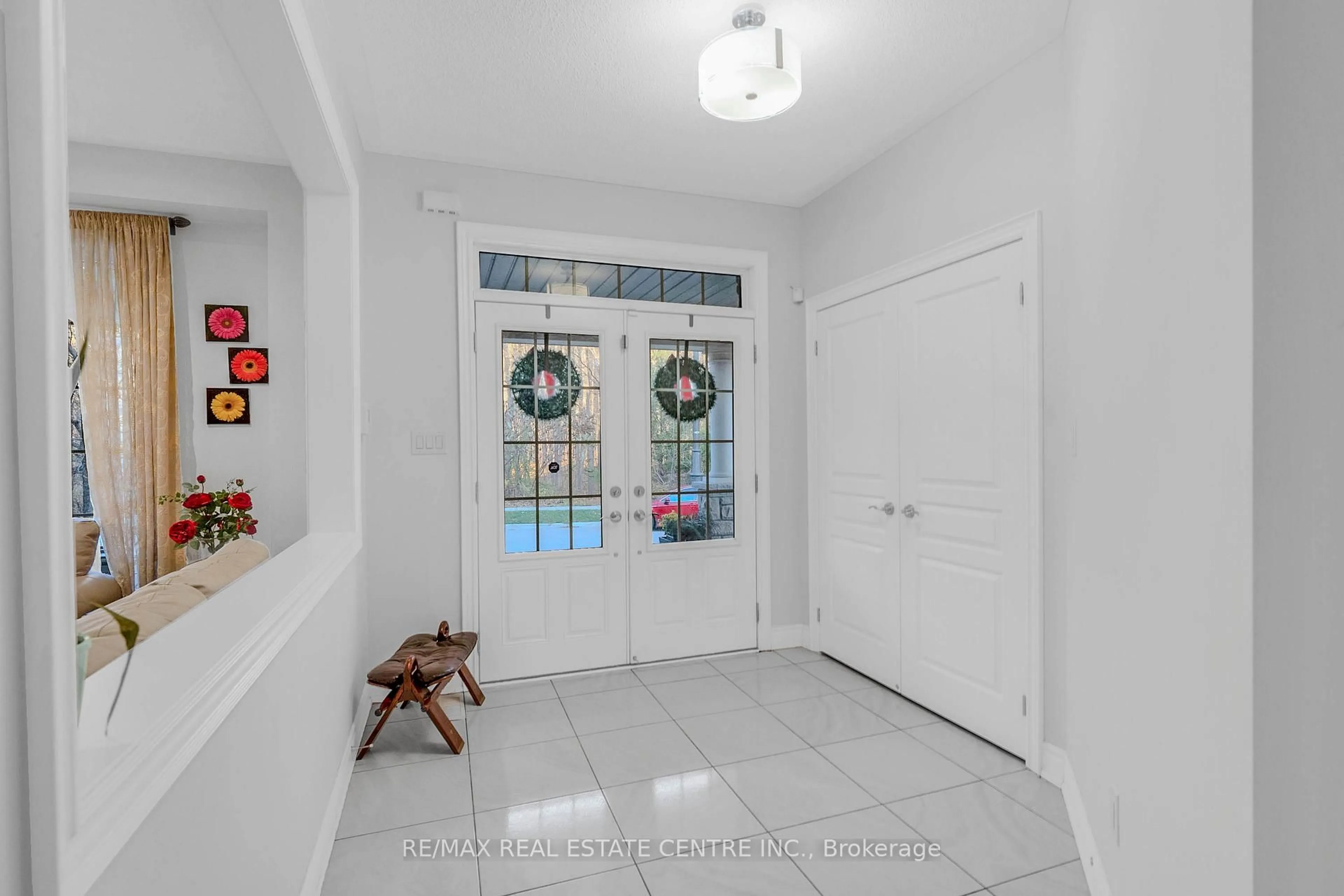 Indoor entryway for 11 Mistyglen Cres, Brampton Ontario L6Y 0X2