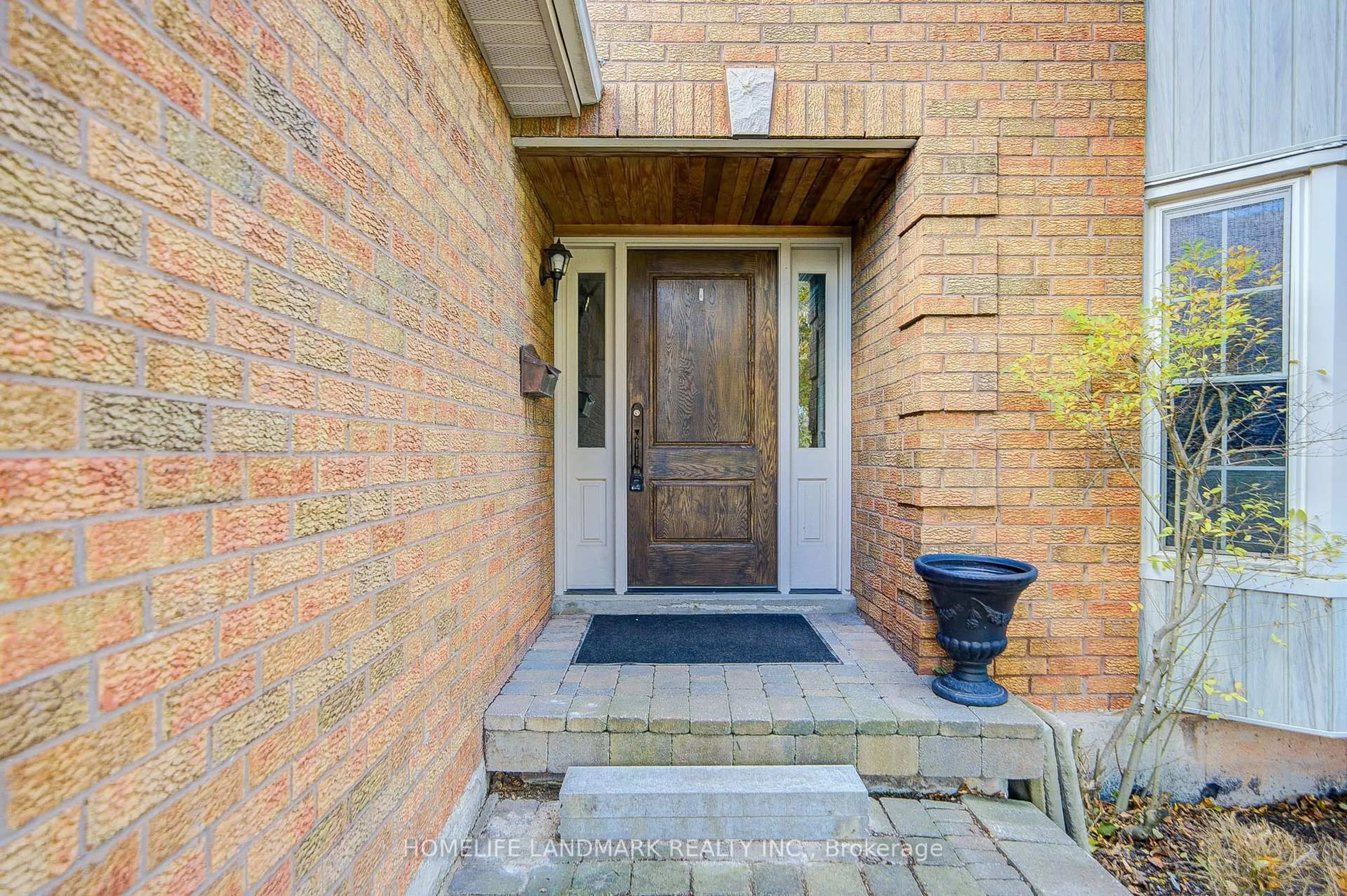 Indoor entryway for 1124 Creekside Dr, Oakville Ontario L6H 4Z5