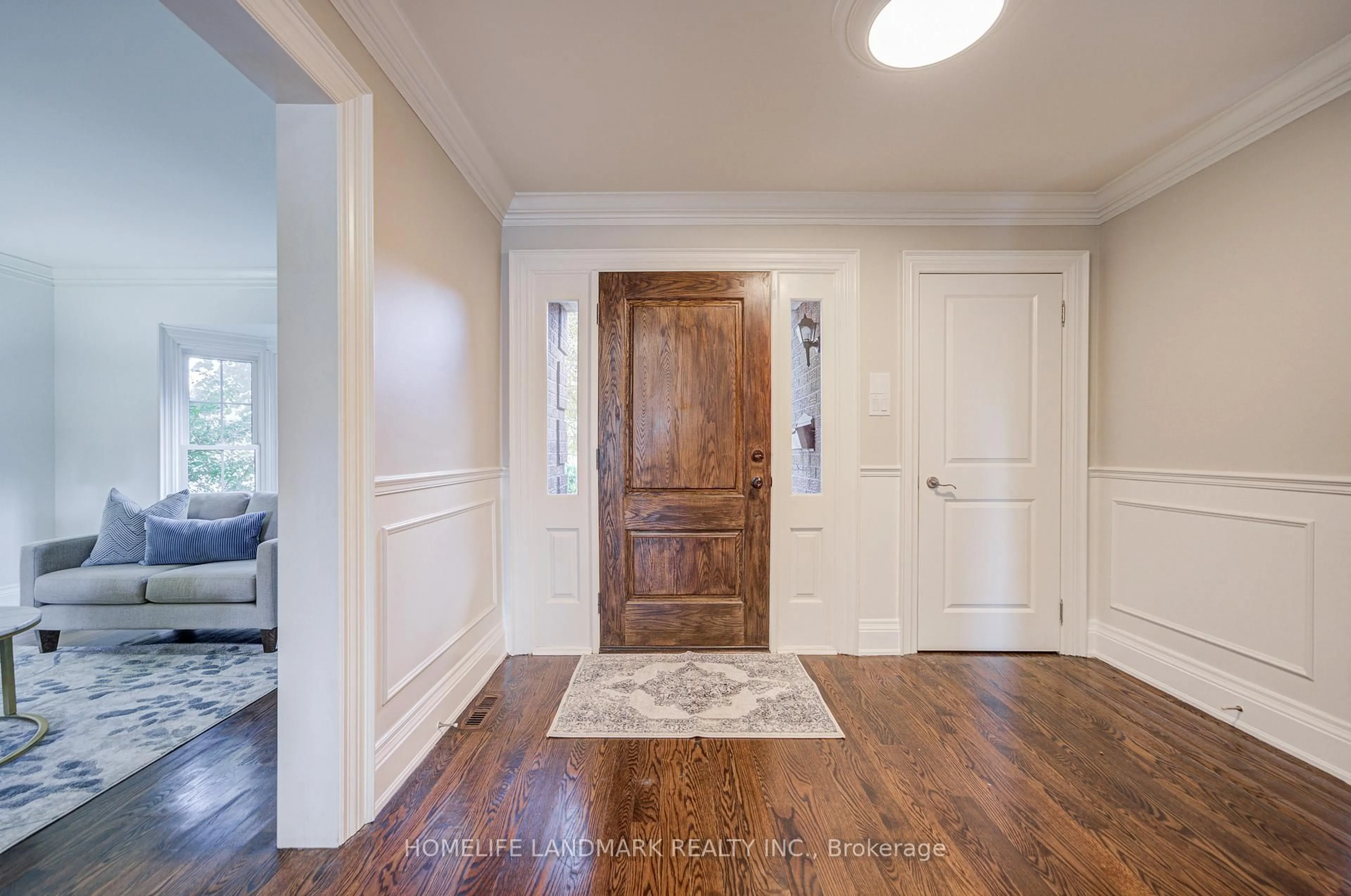 Indoor entryway for 1124 Creekside Dr, Oakville Ontario L6H 4Z5