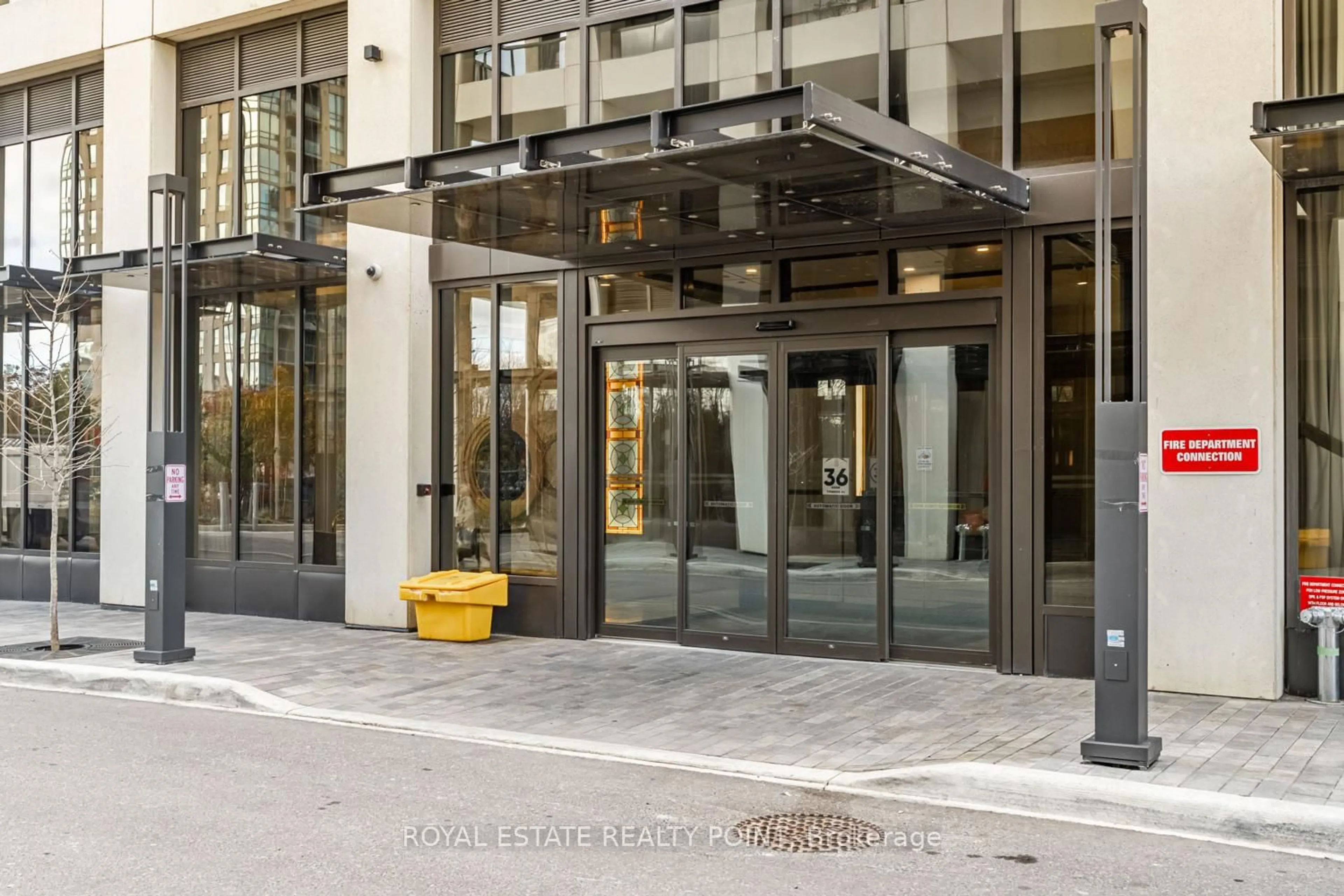 Indoor foyer for 36 Elm Dr #3702, Mississauga Ontario L5B 0N3