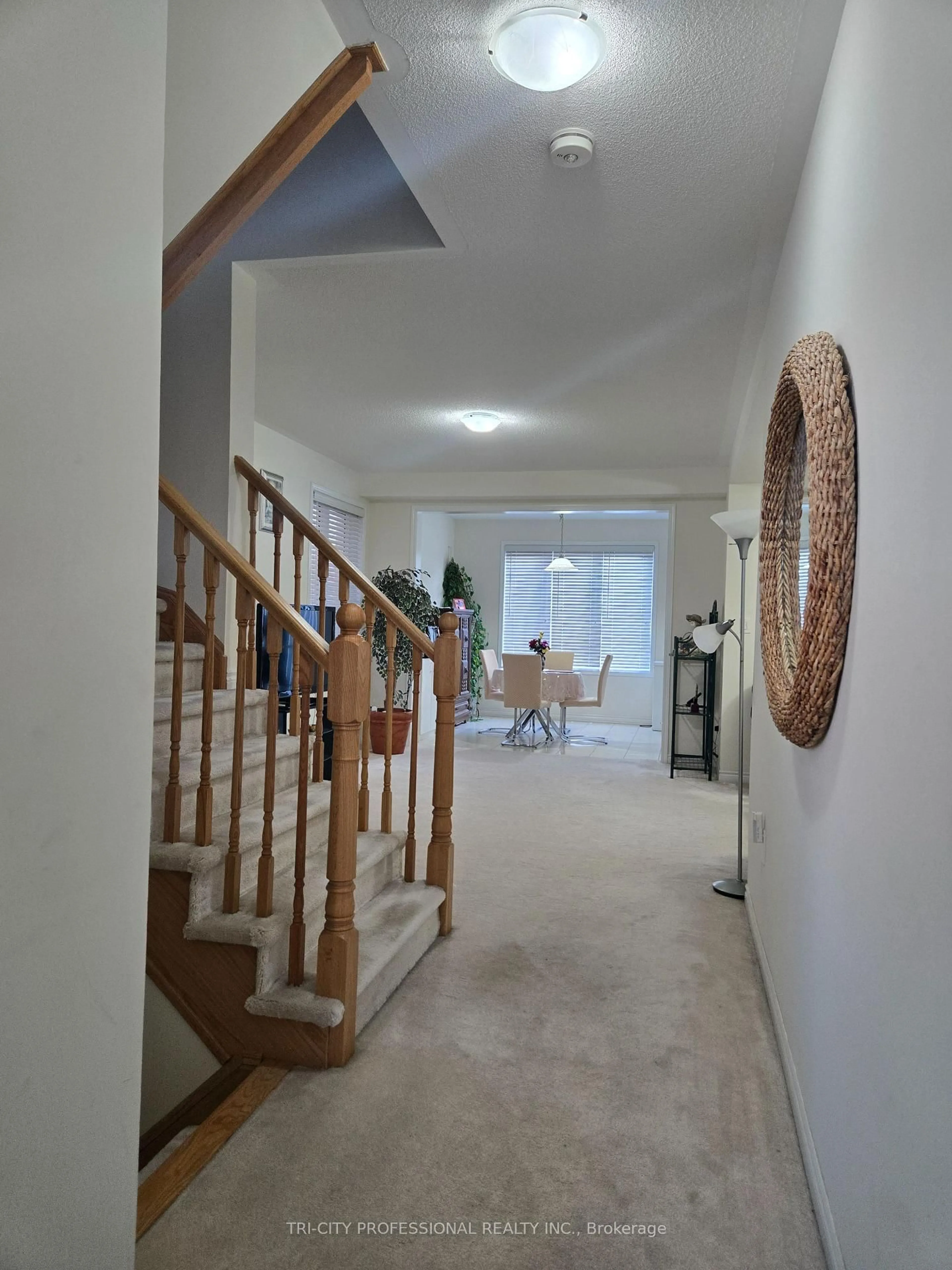 Indoor foyer for 520 Edenbrook Hill Dr, Brampton Ontario L7A 4T7