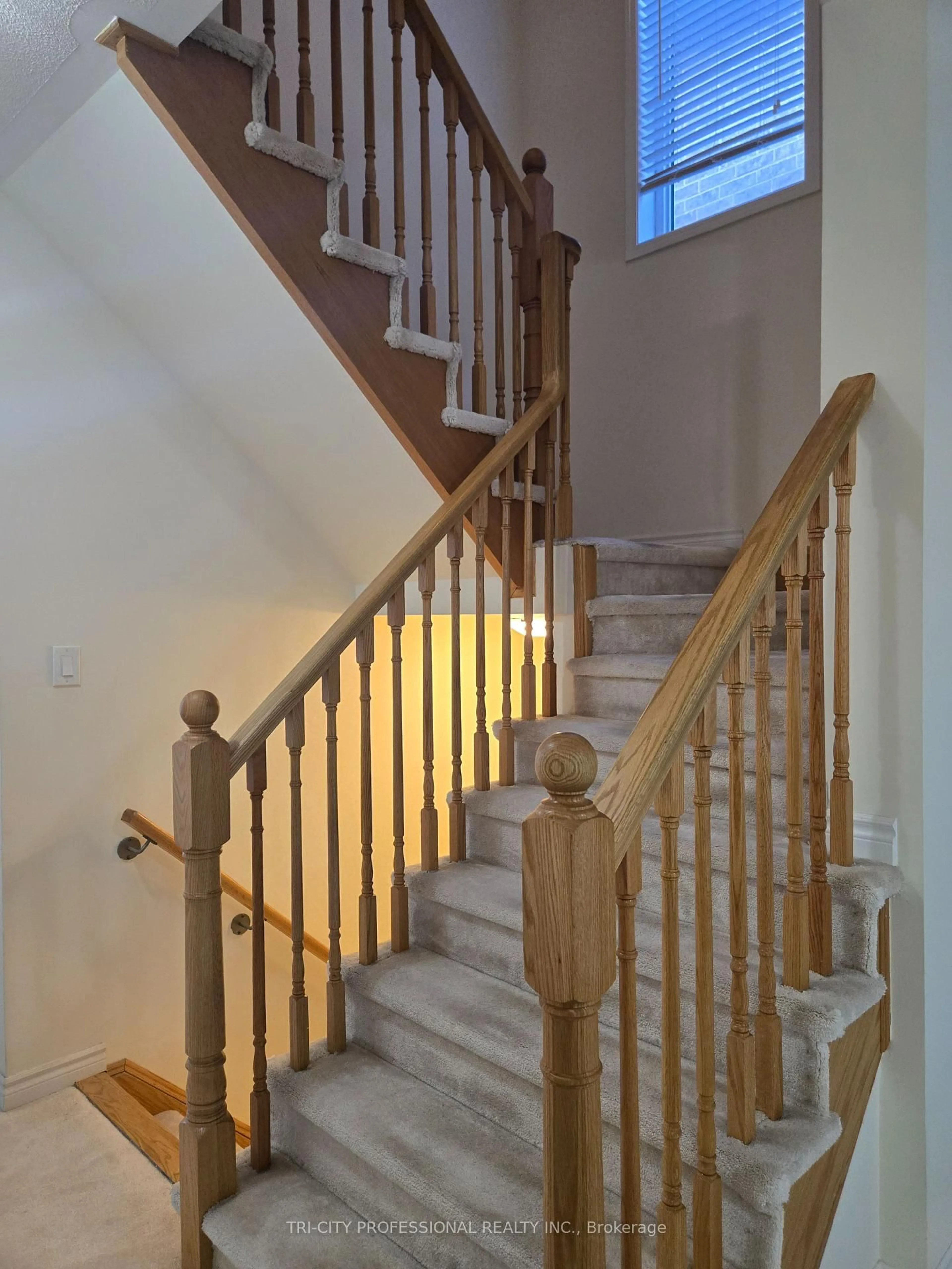 Stairs for 520 Edenbrook Hill Dr, Brampton Ontario L7A 4T7