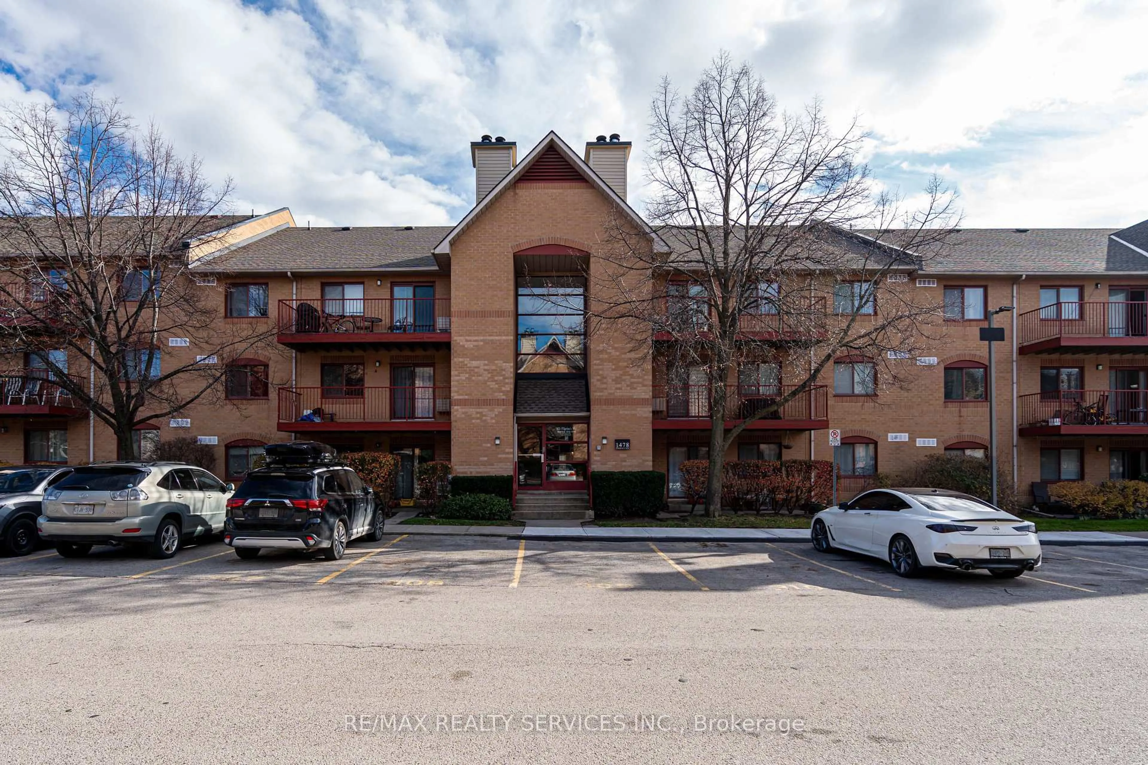 A pic from outside/outdoor area/front of a property/back of a property/a pic from drone, unknown for 1478 Pilgrims Way #1713, Oakville Ontario L6M 3G7