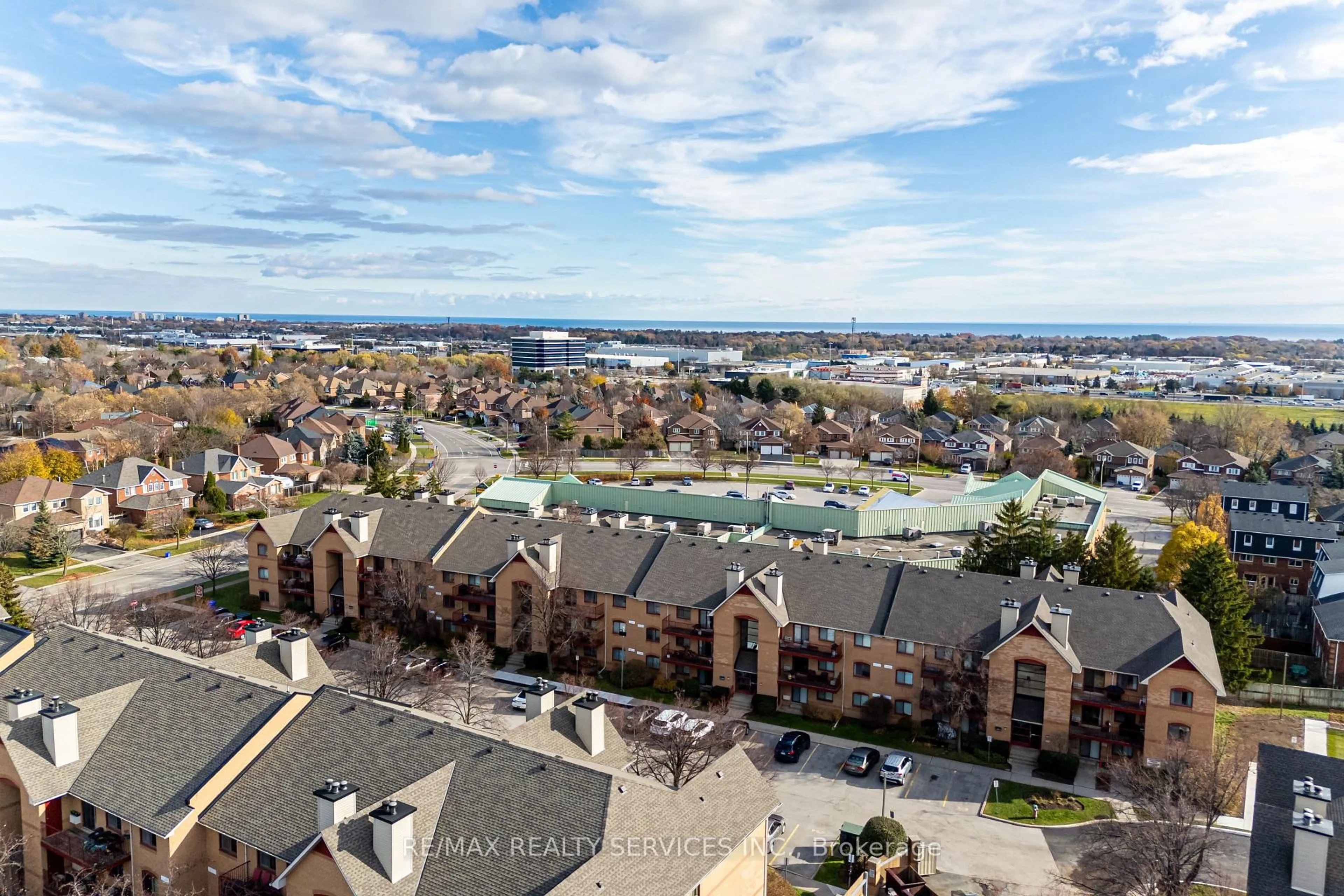 A pic from outside/outdoor area/front of a property/back of a property/a pic from drone, city buildings view from balcony for 1478 Pilgrims Way #1713, Oakville Ontario L6M 3G7
