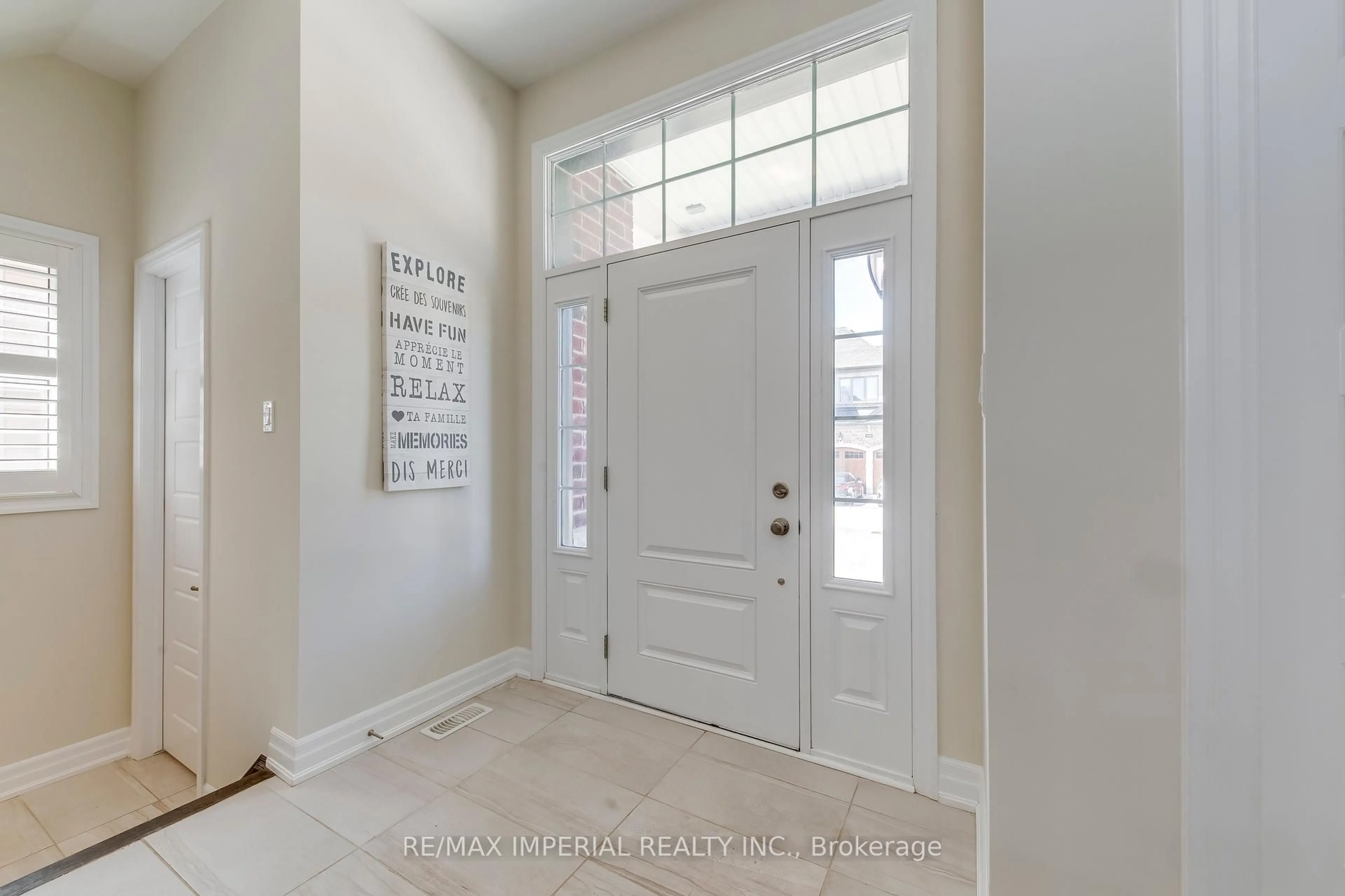 Indoor entryway for 3263 Donald Mackay St, Oakville Ontario L6M 0T1